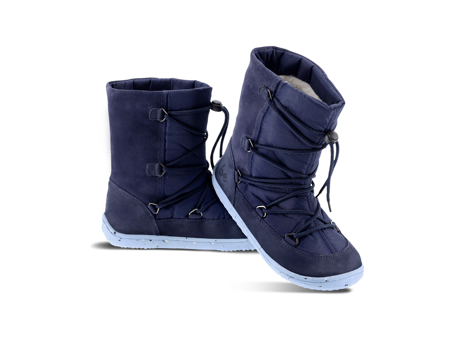 Dziecięce buty zimowe barefoot Be Lenka Snowfox Kids 2.0 - Dark & Light Blue.
Cholewka: tkanina / płyta wiórowa / nubuk hydrofobowyPodszewka: wełna/tkaninaWkładka: wyjmowana, lateks/merino/folia ALPodeszwa: guma składająca się w 10% z resztek podeszwy z recyklinguWyprodukowane: Portugalia































.insulation-properies{display:flex}@media(max-width:991px){.insulation-properies{flex-direction:column}}﻿﻿﻿﻿































barefoot buty doskonale imitują chodzenie boso, dokładnie tak, jak zaprojektowała je naturaBe Lenka Snowfox 2.0 ogrzeją stopy Twojego dziecka dzięki wełnie merino i wełnianej wyściółcemembrana umieszczona pomiędzy podszewką a cholewkąnubuk hydrofobowy na całym obwodzie buta chroniący przed ścieraniempomysłowe sznurowanie uzupełnione stoperem regulującym sznurówkiwkładka wyposażona jest w aluminiową warstwę zapobiegającą wnikaniu zimna do butapodeszwa (6 mm) częściowo wykonana z odpadów gumowychPodeszwa KidsComfort dzięki swoim wypustkom gwarantuje idealną stabilność i kontrolę kroku podczas codziennego ruchuimpregnacja poprawia wodoodporność buta i ułatwia konserwację