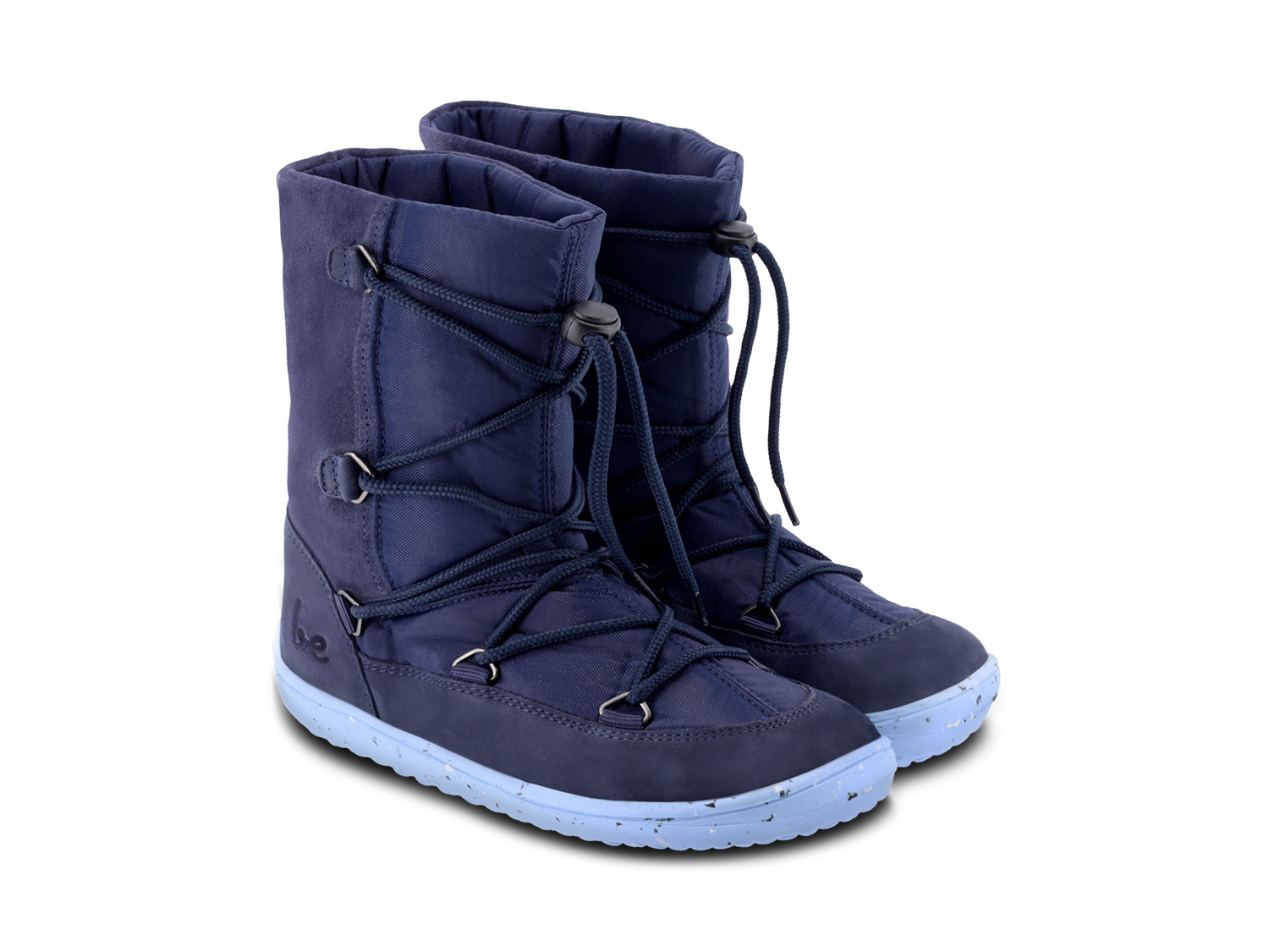 Dziecięce buty zimowe barefoot Be Lenka Snowfox Kids 2.0 - Dark & Light Blue.
Cholewka: tkanina / płyta wiórowa / nubuk hydrofobowyPodszewka: wełna/tkaninaWkładka: wyjmowana, lateks/merino/folia ALPodeszwa: guma składająca się w 10% z resztek podeszwy z recyklinguWyprodukowane: Portugalia































.insulation-properies{display:flex}@media(max-width:991px){.insulation-properies{flex-direction:column}}﻿﻿﻿﻿































barefoot buty doskonale imitują chodzenie boso, dokładnie tak, jak zaprojektowała je naturaBe Lenka Snowfox 2.0 ogrzeją stopy Twojego dziecka dzięki wełnie merino i wełnianej wyściółcemembrana umieszczona pomiędzy podszewką a cholewkąnubuk hydrofobowy na całym obwodzie buta chroniący przed ścieraniempomysłowe sznurowanie uzupełnione stoperem regulującym sznurówkiwkładka wyposażona jest w aluminiową warstwę zapobiegającą wnikaniu zimna do butapodeszwa (6 mm) częściowo wykonana z odpadów gumowychPodeszwa KidsComfort dzięki swoim wypustkom gwarantuje idealną stabilność i kontrolę kroku podczas codziennego ruchuimpregnacja poprawia wodoodporność buta i ułatwia konserwację