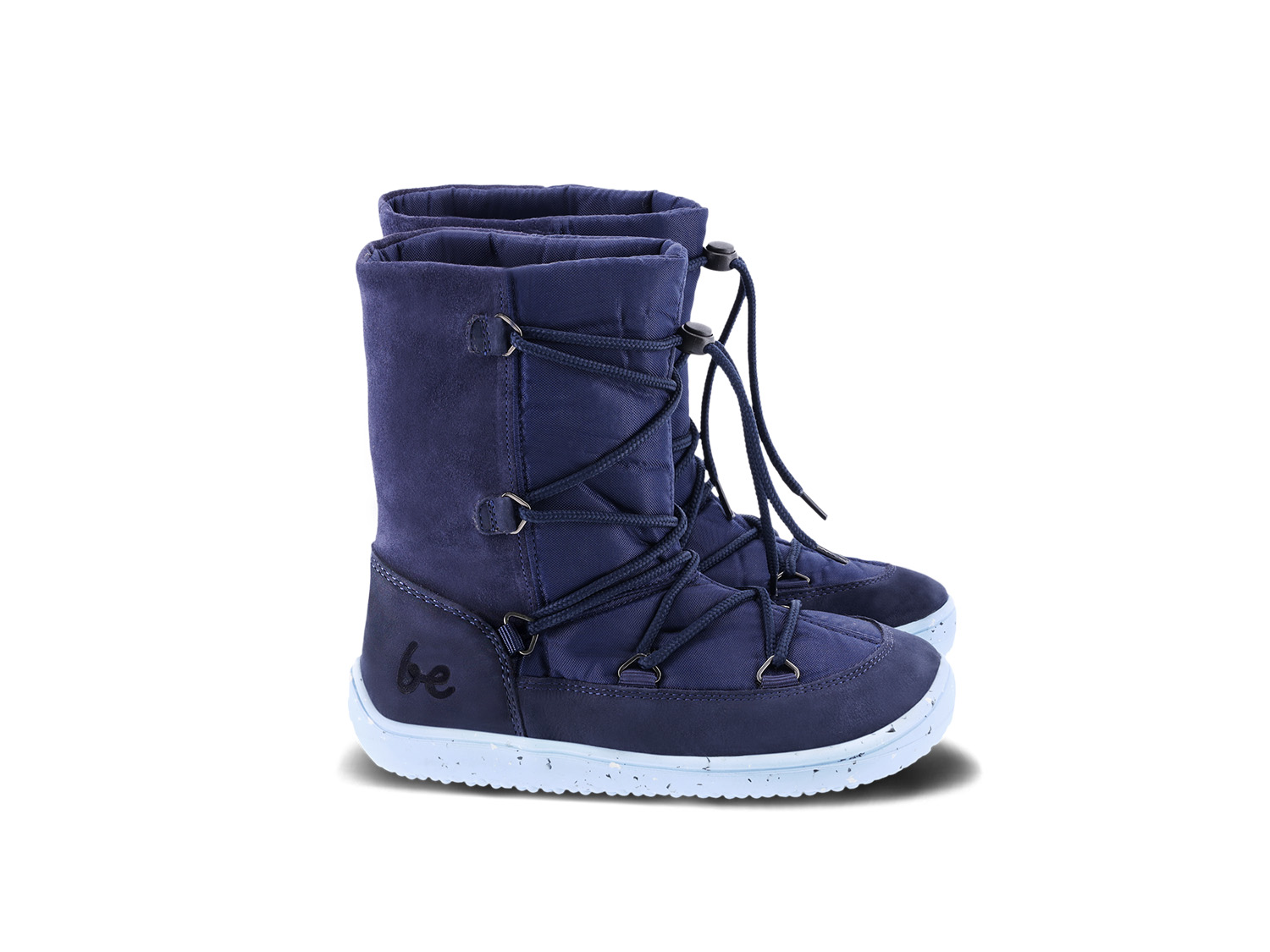 Dziecięce buty zimowe barefoot Be Lenka Snowfox Kids 2.0 - Dark & Light Blue.
Cholewka: tkanina / płyta wiórowa / nubuk hydrofobowyPodszewka: wełna/tkaninaWkładka: wyjmowana, lateks/merino/folia ALPodeszwa: guma składająca się w 10% z resztek podeszwy z recyklinguWyprodukowane: Portugalia































.insulation-properies{display:flex}@media(max-width:991px){.insulation-properies{flex-direction:column}}﻿﻿﻿﻿































barefoot buty doskonale imitują chodzenie boso, dokładnie tak, jak zaprojektowała je naturaBe Lenka Snowfox 2.0 ogrzeją stopy Twojego dziecka dzięki wełnie merino i wełnianej wyściółcemembrana umieszczona pomiędzy podszewką a cholewkąnubuk hydrofobowy na całym obwodzie buta chroniący przed ścieraniempomysłowe sznurowanie uzupełnione stoperem regulującym sznurówkiwkładka wyposażona jest w aluminiową warstwę zapobiegającą wnikaniu zimna do butapodeszwa (6 mm) częściowo wykonana z odpadów gumowychPodeszwa KidsComfort dzięki swoim wypustkom gwarantuje idealną stabilność i kontrolę kroku podczas codziennego ruchuimpregnacja poprawia wodoodporność buta i ułatwia konserwację