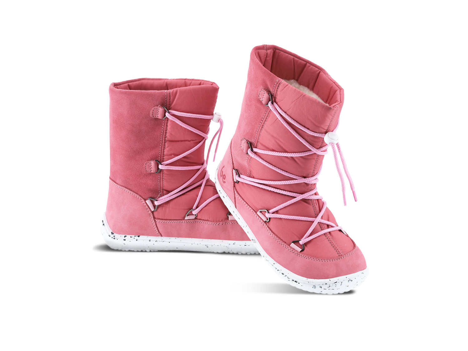 Dziecięce buty zimowe barefoot Be Lenka Snowfox Kids 2.0 - Rose Pink.
Cholewka: tkanina / płyta wiórowa / nubuk hydrofobowyPodszewka: wełna/tkaninaWkładka: wyjmowana, lateks/merino/folia ALPodeszwa: guma składająca się w 10% z resztek podeszwy z recyklinguWyprodukowane: Portugalia

































.insulation-properies{display:flex}@media(max-width:991px){.insulation-properies{flex-direction:column}}﻿﻿﻿﻿

































barefoot buty doskonale imitują chodzenie boso, dokładnie tak, jak zaprojektowała je naturaBe Lenka Snowfox 2.0 ogrzeją stopy Twojego dziecka dzięki wełnie merino i wełnianej wyściółcemembrana umieszczona pomiędzy podszewką a cholewkąnubuk hydrofobowy na całym obwodzie buta chroniący przed ścieraniempomysłowe sznurowanie uzupełnione stoperem regulującym sznurówkiwkładka wyposażona jest w aluminiową warstwę zapobiegającą wnikaniu zimna do butapodeszwa (6 mm) częściowo wykonana z odpadów gumowychPodeszwa KidsComfort dzięki swoim wypustkom gwarantuje idealną stabilność i kontrolę kroku podczas codziennego ruchuimpregnacja poprawia wodoodporność buta i ułatwia konserwację