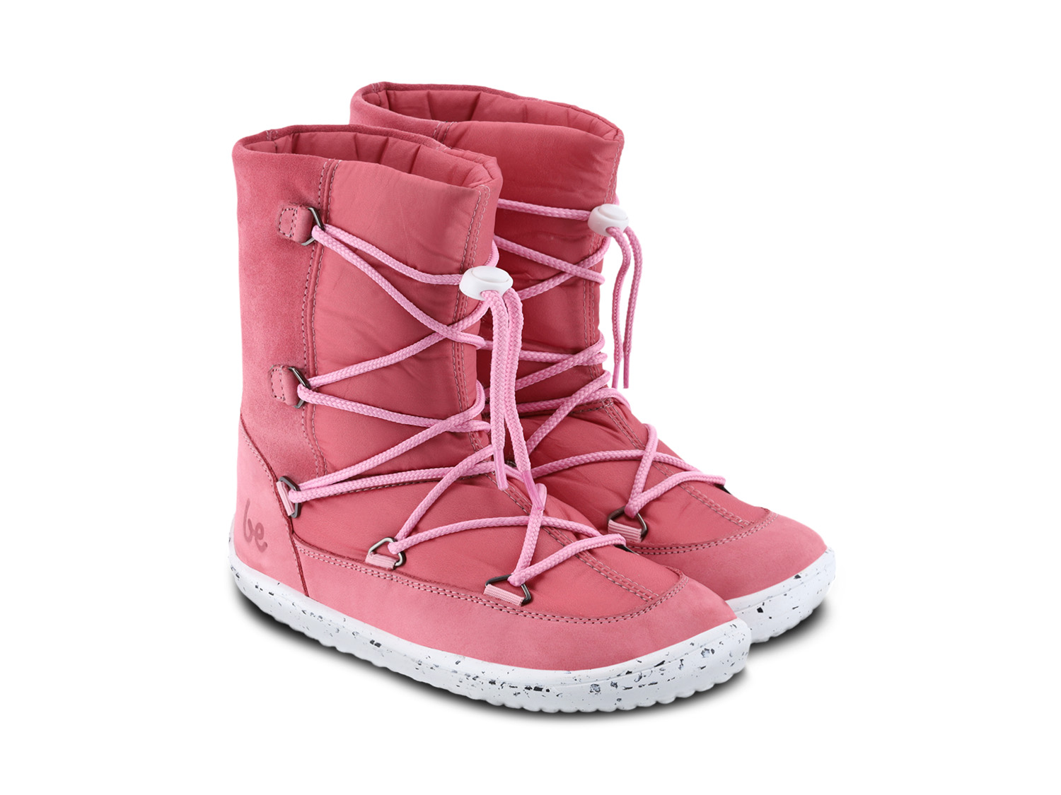 Dziecięce buty zimowe barefoot Be Lenka Snowfox Kids 2.0 - Rose Pink.
Cholewka: tkanina / płyta wiórowa / nubuk hydrofobowyPodszewka: wełna/tkaninaWkładka: wyjmowana, lateks/merino/folia ALPodeszwa: guma składająca się w 10% z resztek podeszwy z recyklinguWyprodukowane: Portugalia

































.insulation-properies{display:flex}@media(max-width:991px){.insulation-properies{flex-direction:column}}﻿﻿﻿﻿

































barefoot buty doskonale imitują chodzenie boso, dokładnie tak, jak zaprojektowała je naturaBe Lenka Snowfox 2.0 ogrzeją stopy Twojego dziecka dzięki wełnie merino i wełnianej wyściółcemembrana umieszczona pomiędzy podszewką a cholewkąnubuk hydrofobowy na całym obwodzie buta chroniący przed ścieraniempomysłowe sznurowanie uzupełnione stoperem regulującym sznurówkiwkładka wyposażona jest w aluminiową warstwę zapobiegającą wnikaniu zimna do butapodeszwa (6 mm) częściowo wykonana z odpadów gumowychPodeszwa KidsComfort dzięki swoim wypustkom gwarantuje idealną stabilność i kontrolę kroku podczas codziennego ruchuimpregnacja poprawia wodoodporność buta i ułatwia konserwację