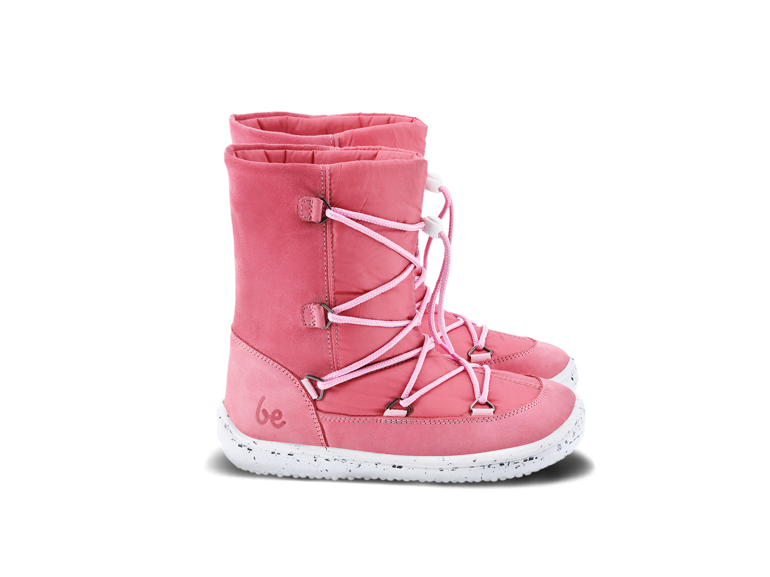 Dziecięce buty zimowe barefoot Be Lenka Snowfox Kids 2.0 - Rose Pink.
Cholewka: tkanina / płyta wiórowa / nubuk hydrofobowyPodszewka: wełna/tkaninaWkładka: wyjmowana, lateks/merino/folia ALPodeszwa: guma składająca się w 10% z resztek podeszwy z recyklinguWyprodukowane: Portugalia

































.insulation-properies{display:flex}@media(max-width:991px){.insulation-properies{flex-direction:column}}﻿﻿﻿﻿

































barefoot buty doskonale imitują chodzenie boso, dokładnie tak, jak zaprojektowała je naturaBe Lenka Snowfox 2.0 ogrzeją stopy Twojego dziecka dzięki wełnie merino i wełnianej wyściółcemembrana umieszczona pomiędzy podszewką a cholewkąnubuk hydrofobowy na całym obwodzie buta chroniący przed ścieraniempomysłowe sznurowanie uzupełnione stoperem regulującym sznurówkiwkładka wyposażona jest w aluminiową warstwę zapobiegającą wnikaniu zimna do butapodeszwa (6 mm) częściowo wykonana z odpadów gumowychPodeszwa KidsComfort dzięki swoim wypustkom gwarantuje idealną stabilność i kontrolę kroku podczas codziennego ruchuimpregnacja poprawia wodoodporność buta i ułatwia konserwację