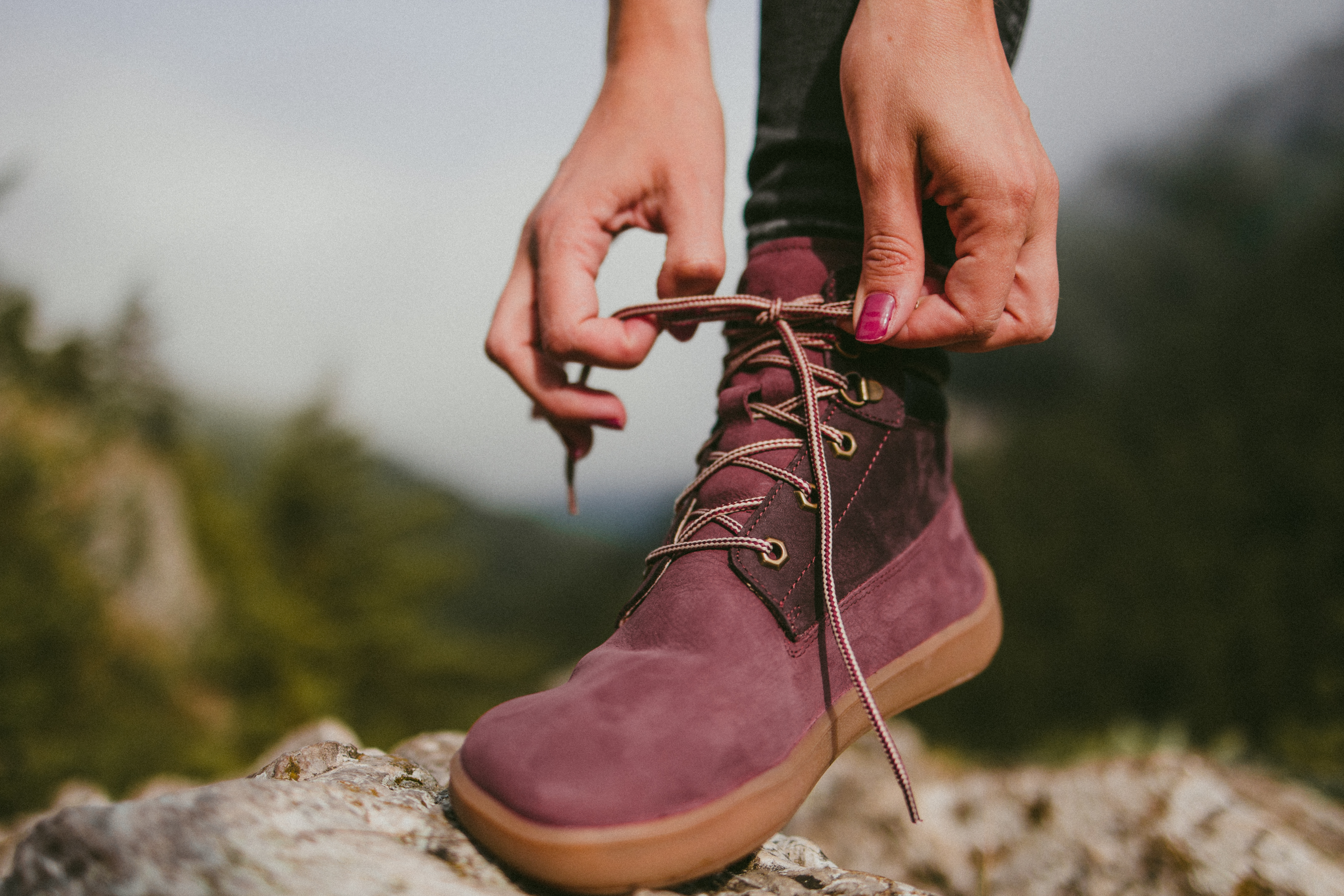 Buty barefoot Be Lenka Nevada Neo - Burgundy.
Cholewka: skóra nubukowaPodszewka: skóra / tkaninaPodeszwa: guma (DeepGrip)Wkładka: wyjmowana, bawełna / PU z recyklinguWyprodukowane: Czechy













































.insulation-properies{display:flex}@media(max-width:991px){.insulation-properies{flex-direction:column}}﻿﻿﻿﻿﻿﻿













































Be Lenka Nevada Neo to idealne buty barefoot, gdy temperatura za oknem zaczyna spadać.
barefoot buty doskonale imitują chodzenie boso, dokładnie tak, jak zaprojektowała je naturaidealne barefoot buty na łagodniejszą zimęElastyczna, odporna na ścieranie gumowa podeszwa o grubości 4 mm (bez wypustki) zapewnia doskonałą przyczepność i stabilność w każdych warunkach.Podeszwa DeepGrip została zaprojektowana z myślą o lepszej stabilności na różnych powierzchniachwyściełany kołnierz wokół kostki zapewnia dodatkowe ciepło, a uchwyt ułatwia zakładanienowo zaprojektowana antypoślizgowa gumowa podeszwa gwarantuje doskonałą ochronę i przyczepność podczas chodzenia po różnych powierzchniachobszerna przednia część buta zapewniająca wystarczającą ilość miejsca na palce i wyjątkowy komfort butów barefootstarannie dobrane materiały najwyższej jakości, wybrane i wycięte przez naszych kwalifikowanych rzemieślników wodoodporna skóra zapobiega przenikaniu wilgoci do butów, dla większego efektu należy stosować impregnację
Zalety butów barefoot:
doskonała przestrzeń w przedniej części butacienka i elastyczna podeszwapięta i palce są w jednej płaszczyźnie (zero drop)lekkość
Typ: buty wyjściowe