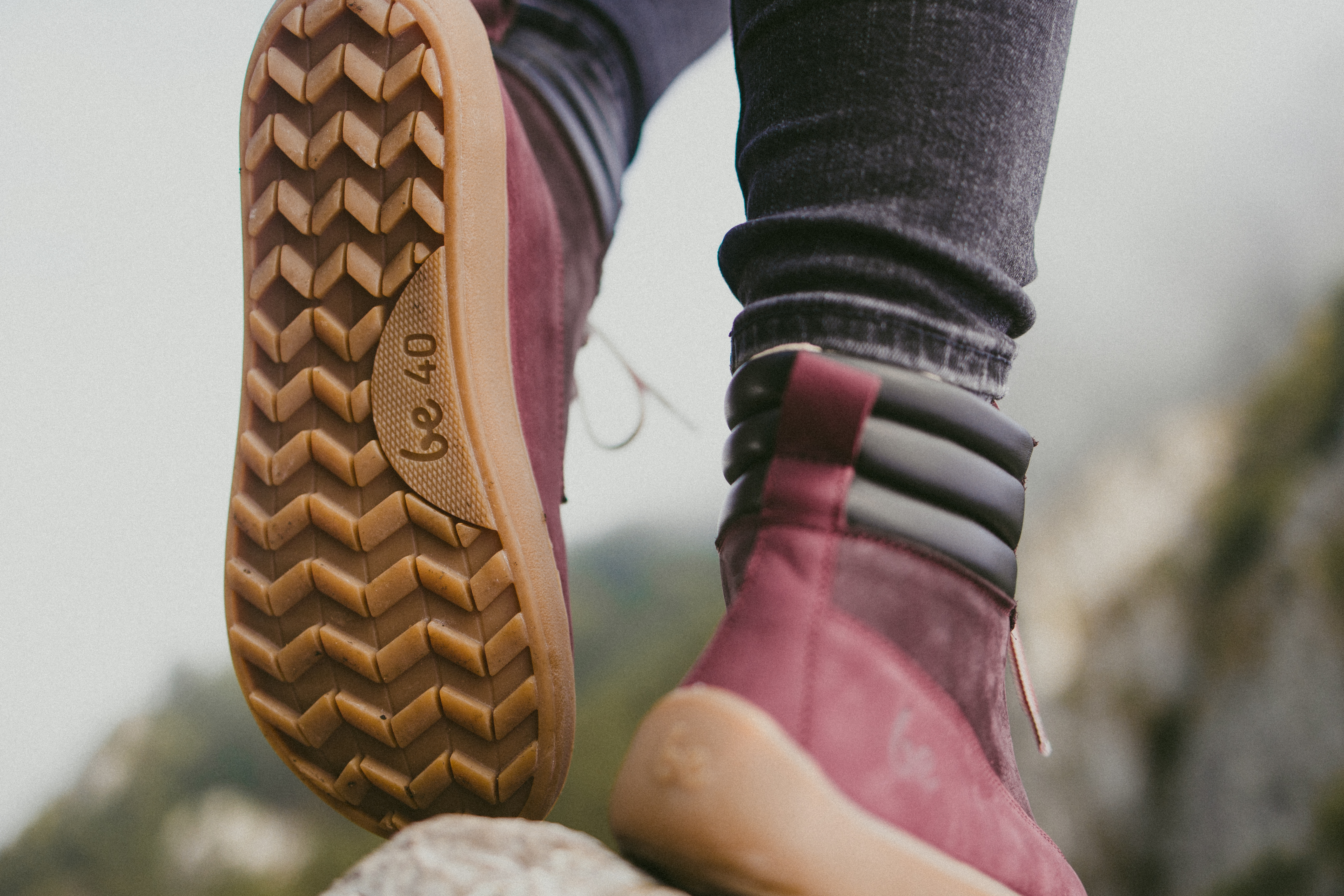 Buty barefoot Be Lenka Nevada Neo - Burgundy.
Cholewka: skóra nubukowaPodszewka: skóra / tkaninaPodeszwa: guma (DeepGrip)Wkładka: wyjmowana, bawełna / PU z recyklinguWyprodukowane: Czechy













































.insulation-properies{display:flex}@media(max-width:991px){.insulation-properies{flex-direction:column}}﻿﻿﻿﻿﻿﻿













































Be Lenka Nevada Neo to idealne buty barefoot, gdy temperatura za oknem zaczyna spadać.
barefoot buty doskonale imitują chodzenie boso, dokładnie tak, jak zaprojektowała je naturaidealne barefoot buty na łagodniejszą zimęElastyczna, odporna na ścieranie gumowa podeszwa o grubości 4 mm (bez wypustki) zapewnia doskonałą przyczepność i stabilność w każdych warunkach.Podeszwa DeepGrip została zaprojektowana z myślą o lepszej stabilności na różnych powierzchniachwyściełany kołnierz wokół kostki zapewnia dodatkowe ciepło, a uchwyt ułatwia zakładanienowo zaprojektowana antypoślizgowa gumowa podeszwa gwarantuje doskonałą ochronę i przyczepność podczas chodzenia po różnych powierzchniachobszerna przednia część buta zapewniająca wystarczającą ilość miejsca na palce i wyjątkowy komfort butów barefootstarannie dobrane materiały najwyższej jakości, wybrane i wycięte przez naszych kwalifikowanych rzemieślników wodoodporna skóra zapobiega przenikaniu wilgoci do butów, dla większego efektu należy stosować impregnację
Zalety butów barefoot:
doskonała przestrzeń w przedniej części butacienka i elastyczna podeszwapięta i palce są w jednej płaszczyźnie (zero drop)lekkość
Typ: buty wyjściowe