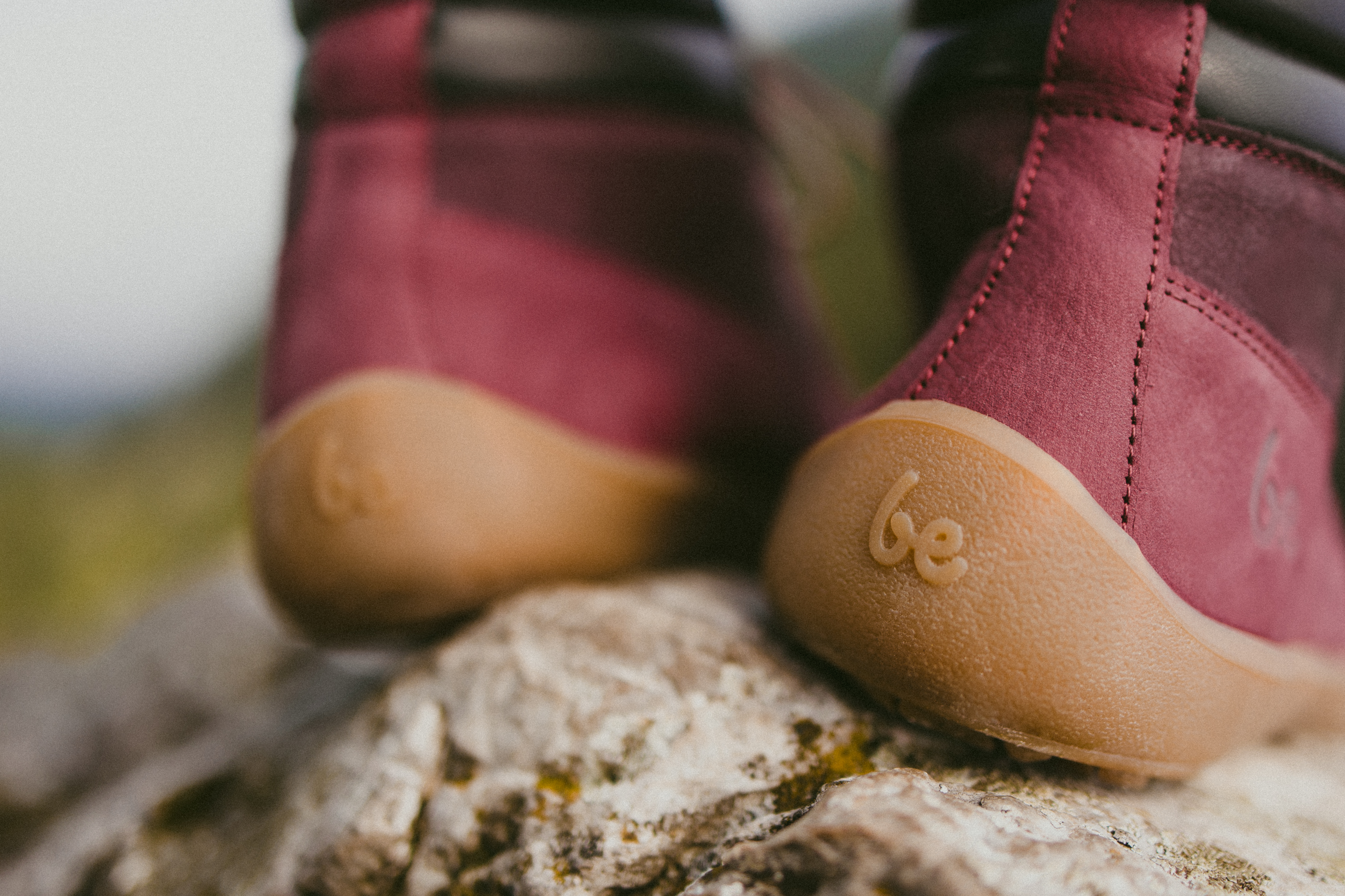 Buty barefoot Be Lenka Nevada Neo - Burgundy.
Cholewka: skóra nubukowaPodszewka: skóra / tkaninaPodeszwa: guma (DeepGrip)Wkładka: wyjmowana, bawełna / PU z recyklinguWyprodukowane: Czechy













































.insulation-properies{display:flex}@media(max-width:991px){.insulation-properies{flex-direction:column}}﻿﻿﻿﻿﻿﻿













































Be Lenka Nevada Neo to idealne buty barefoot, gdy temperatura za oknem zaczyna spadać.
barefoot buty doskonale imitują chodzenie boso, dokładnie tak, jak zaprojektowała je naturaidealne barefoot buty na łagodniejszą zimęElastyczna, odporna na ścieranie gumowa podeszwa o grubości 4 mm (bez wypustki) zapewnia doskonałą przyczepność i stabilność w każdych warunkach.Podeszwa DeepGrip została zaprojektowana z myślą o lepszej stabilności na różnych powierzchniachwyściełany kołnierz wokół kostki zapewnia dodatkowe ciepło, a uchwyt ułatwia zakładanienowo zaprojektowana antypoślizgowa gumowa podeszwa gwarantuje doskonałą ochronę i przyczepność podczas chodzenia po różnych powierzchniachobszerna przednia część buta zapewniająca wystarczającą ilość miejsca na palce i wyjątkowy komfort butów barefootstarannie dobrane materiały najwyższej jakości, wybrane i wycięte przez naszych kwalifikowanych rzemieślników wodoodporna skóra zapobiega przenikaniu wilgoci do butów, dla większego efektu należy stosować impregnację
Zalety butów barefoot:
doskonała przestrzeń w przedniej części butacienka i elastyczna podeszwapięta i palce są w jednej płaszczyźnie (zero drop)lekkość
Typ: buty wyjściowe