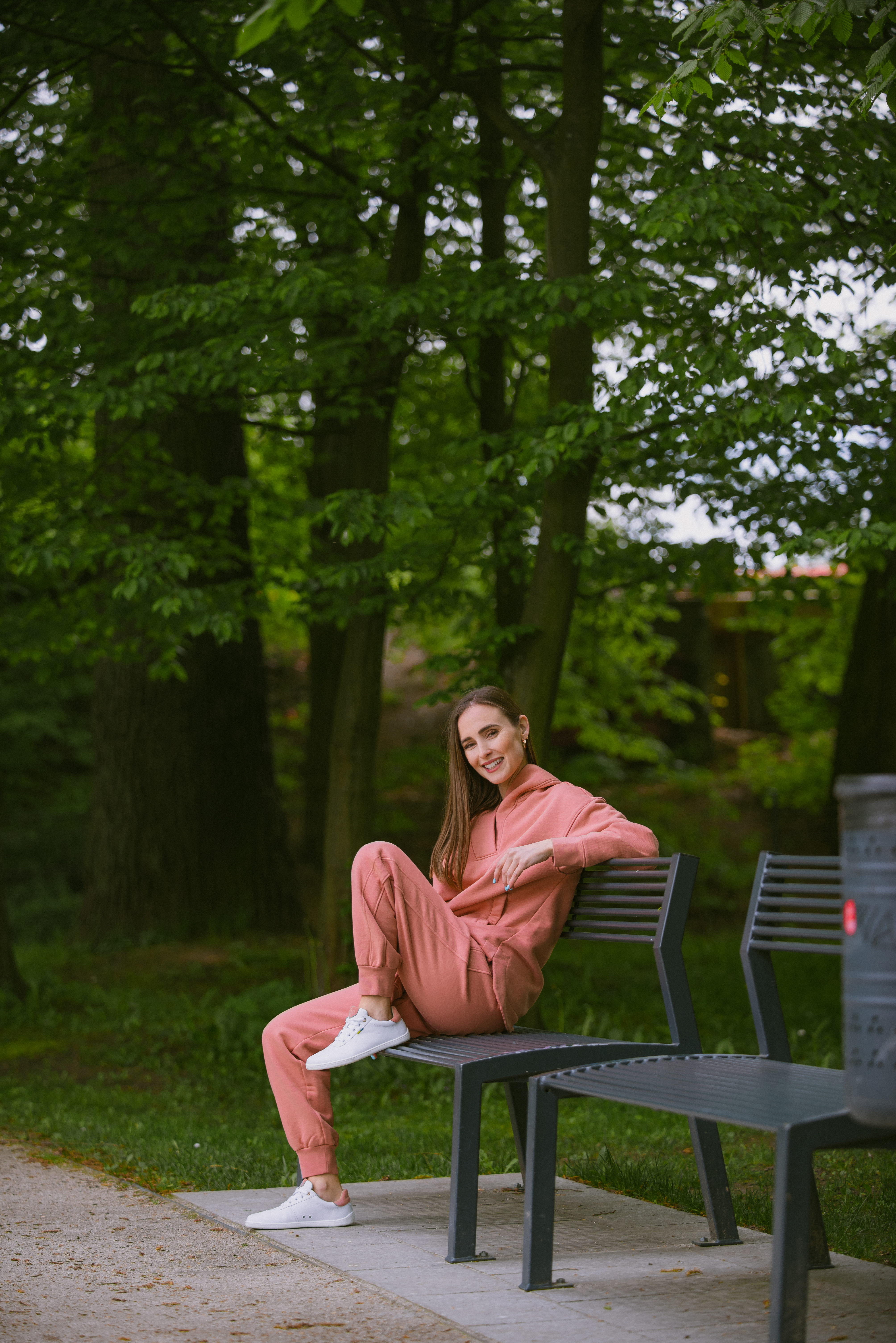 Damska bluza z kapturem Be Lenka Essentials - Salmon Pink.
100% bawełna bardzo dobrze odprowadza wilgoćmiękki i wygodny materiał do noszenia przez cały dzieńprecyzyjne szycie z naciskiem na każdy szczegółwyższa gramatura bluzy gwarantuje trwałość nawet po wielu praniachdwie oddzielne kieszenie z wyhaftowanym logo Be Lenka
Cechy:
antybakteryjna obróbka powierzchniniegniotący się materiałwodoodporny materiał
Modelka ma 168 cm wzrostu a ma na sobie rozmiar XS.