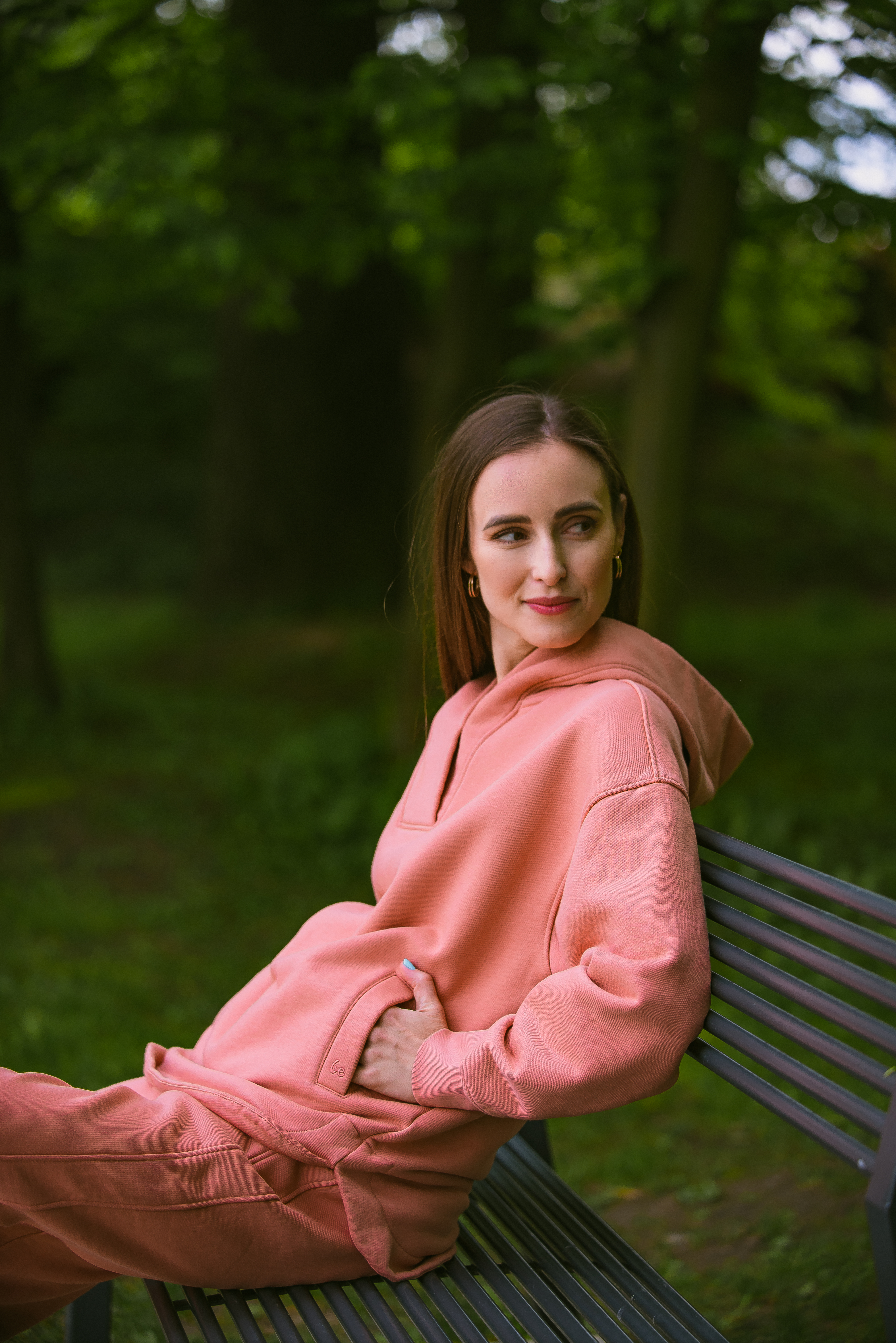 Damska bluza z kapturem Be Lenka Essentials - Salmon Pink.
100% bawełna bardzo dobrze odprowadza wilgoćmiękki i wygodny materiał do noszenia przez cały dzieńprecyzyjne szycie z naciskiem na każdy szczegółwyższa gramatura bluzy gwarantuje trwałość nawet po wielu praniachdwie oddzielne kieszenie z wyhaftowanym logo Be Lenka
Cechy:
antybakteryjna obróbka powierzchniniegniotący się materiałwodoodporny materiał
Modelka ma 168 cm wzrostu a ma na sobie rozmiar XS.