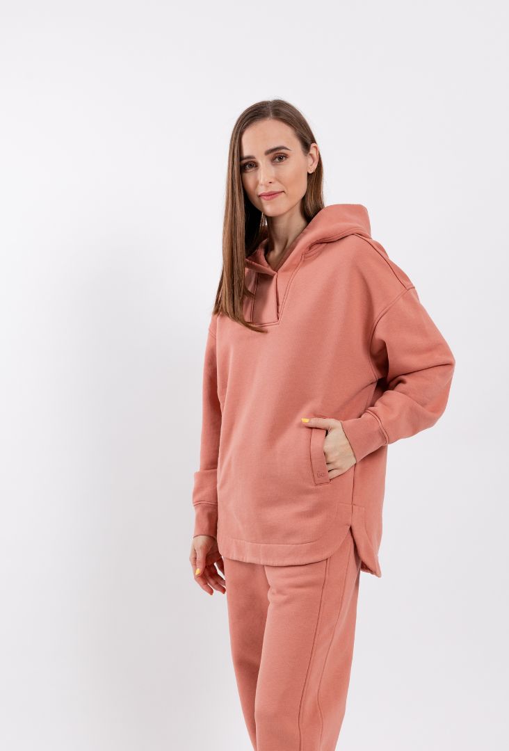 Damska bluza z kapturem Be Lenka Essentials - Salmon Pink.
100% bawełna bardzo dobrze odprowadza wilgoćmiękki i wygodny materiał do noszenia przez cały dzieńprecyzyjne szycie z naciskiem na każdy szczegółwyższa gramatura bluzy gwarantuje trwałość nawet po wielu praniachdwie oddzielne kieszenie z wyhaftowanym logo Be Lenka
Cechy:
antybakteryjna obróbka powierzchniniegniotący się materiałwodoodporny materiał
Modelka ma 168 cm wzrostu a ma na sobie rozmiar XS.