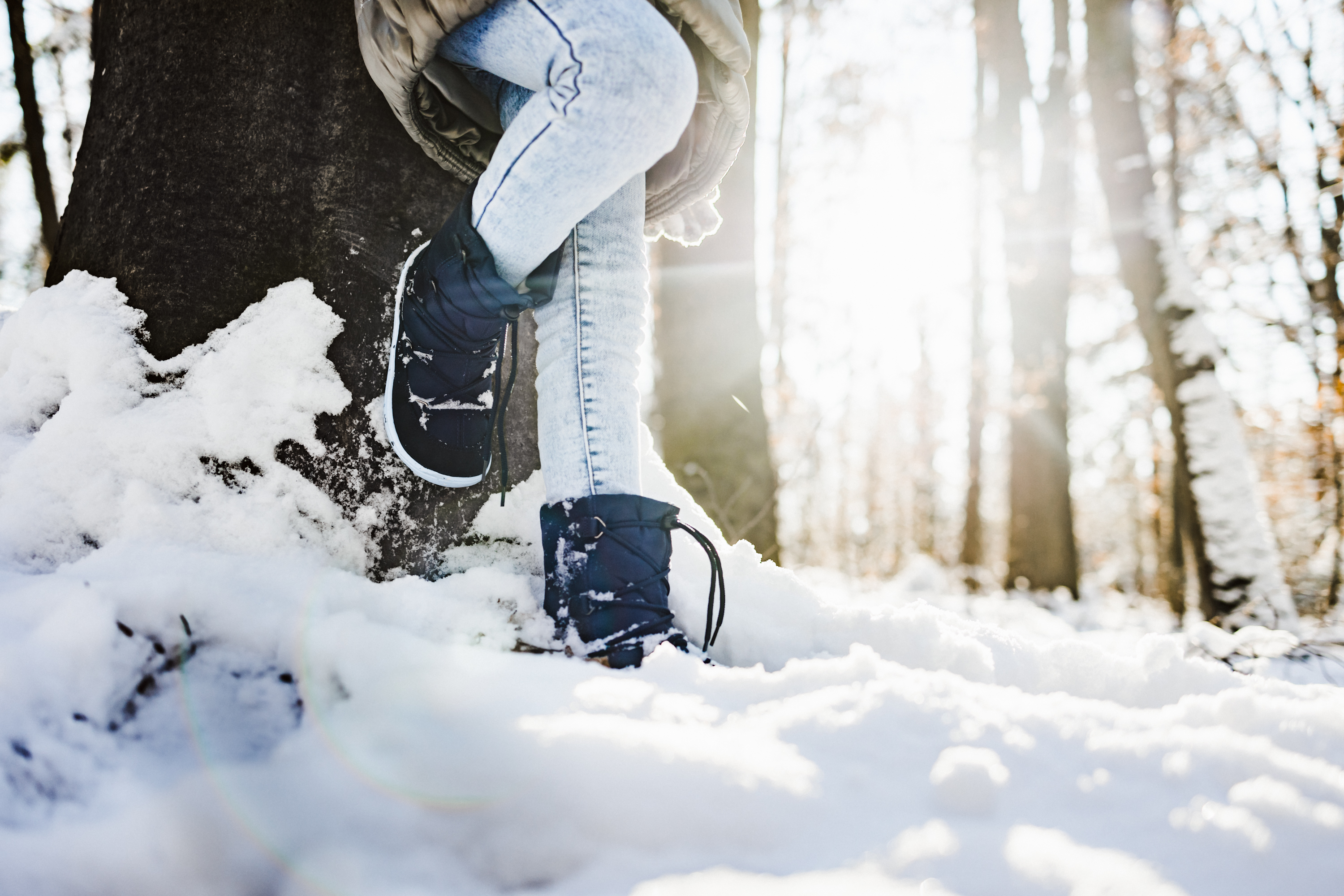 Dziecięce buty zimowe barefoot Be Lenka Snowfox Kids 2.0 - Dark & Light Blue.
Cholewka: tkanina / płyta wiórowa / nubuk hydrofobowyPodszewka: wełna/tkaninaWkładka: wyjmowana, lateks/merino/folia ALPodeszwa: guma składająca się w 10% z resztek podeszwy z recyklinguWyprodukowane: Portugalia































.insulation-properies{display:flex}@media(max-width:991px){.insulation-properies{flex-direction:column}}﻿﻿﻿﻿































barefoot buty doskonale imitują chodzenie boso, dokładnie tak, jak zaprojektowała je naturaBe Lenka Snowfox 2.0 ogrzeją stopy Twojego dziecka dzięki wełnie merino i wełnianej wyściółcemembrana umieszczona pomiędzy podszewką a cholewkąnubuk hydrofobowy na całym obwodzie buta chroniący przed ścieraniempomysłowe sznurowanie uzupełnione stoperem regulującym sznurówkiwkładka wyposażona jest w aluminiową warstwę zapobiegającą wnikaniu zimna do butapodeszwa (6 mm) częściowo wykonana z odpadów gumowychPodeszwa KidsComfort dzięki swoim wypustkom gwarantuje idealną stabilność i kontrolę kroku podczas codziennego ruchuimpregnacja poprawia wodoodporność buta i ułatwia konserwację