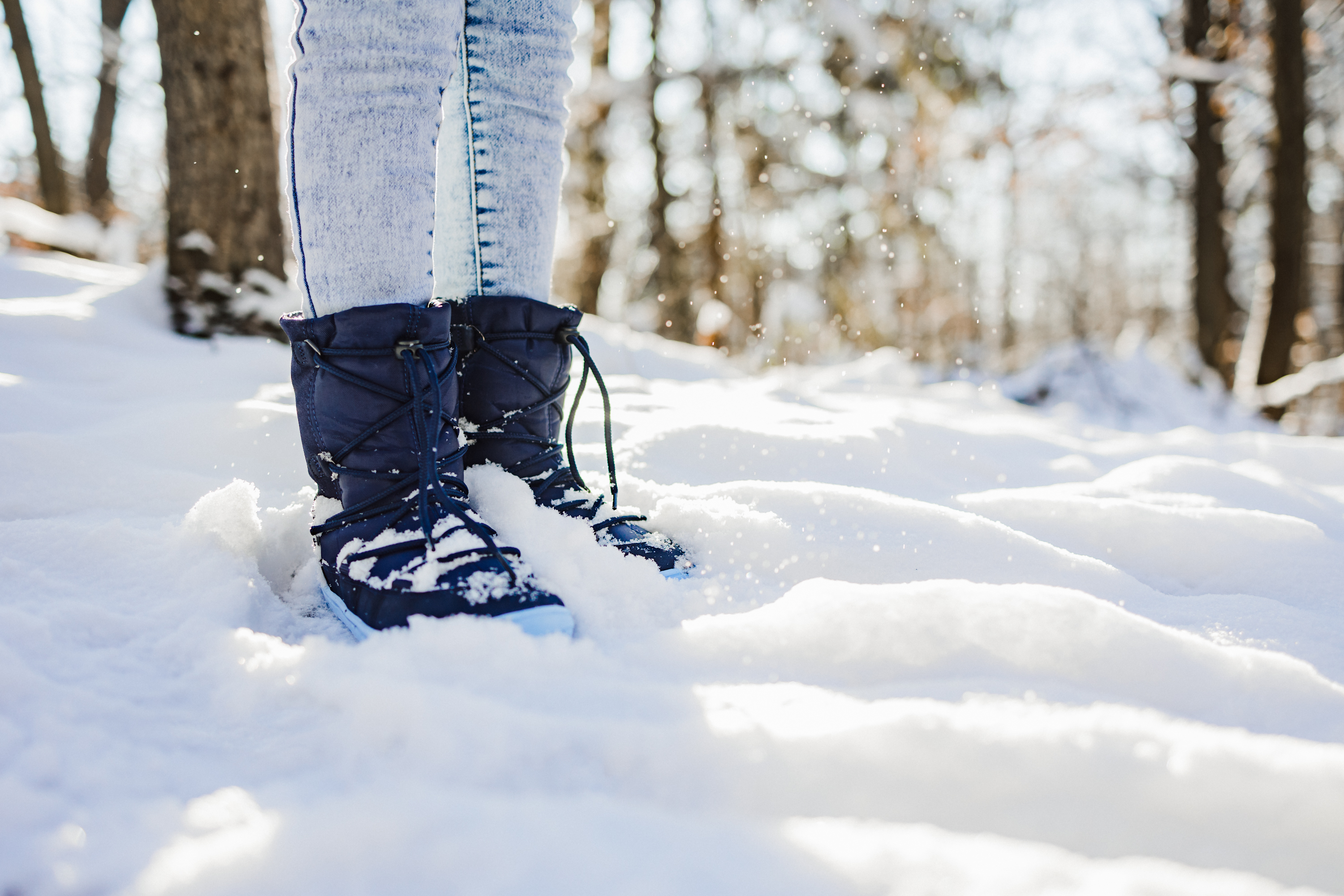 Dziecięce buty zimowe barefoot Be Lenka Snowfox Kids 2.0 - Dark & Light Blue.
Cholewka: tkanina / płyta wiórowa / nubuk hydrofobowyPodszewka: wełna/tkaninaWkładka: wyjmowana, lateks/merino/folia ALPodeszwa: guma składająca się w 10% z resztek podeszwy z recyklinguWyprodukowane: Portugalia































.insulation-properies{display:flex}@media(max-width:991px){.insulation-properies{flex-direction:column}}﻿﻿﻿﻿































barefoot buty doskonale imitują chodzenie boso, dokładnie tak, jak zaprojektowała je naturaBe Lenka Snowfox 2.0 ogrzeją stopy Twojego dziecka dzięki wełnie merino i wełnianej wyściółcemembrana umieszczona pomiędzy podszewką a cholewkąnubuk hydrofobowy na całym obwodzie buta chroniący przed ścieraniempomysłowe sznurowanie uzupełnione stoperem regulującym sznurówkiwkładka wyposażona jest w aluminiową warstwę zapobiegającą wnikaniu zimna do butapodeszwa (6 mm) częściowo wykonana z odpadów gumowychPodeszwa KidsComfort dzięki swoim wypustkom gwarantuje idealną stabilność i kontrolę kroku podczas codziennego ruchuimpregnacja poprawia wodoodporność buta i ułatwia konserwację