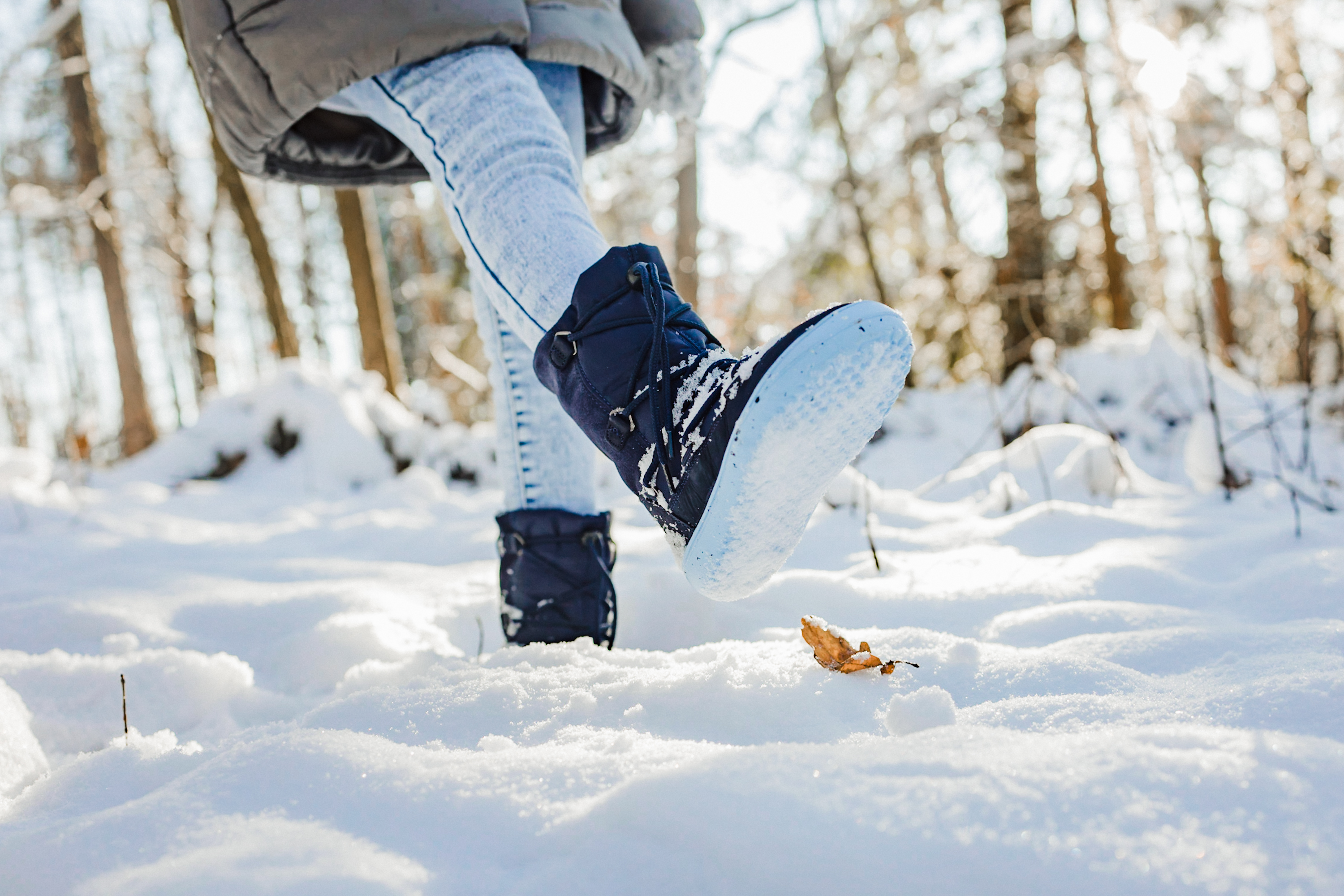 Dziecięce buty zimowe barefoot Be Lenka Snowfox Kids 2.0 - Dark & Light Blue.
Cholewka: tkanina / płyta wiórowa / nubuk hydrofobowyPodszewka: wełna/tkaninaWkładka: wyjmowana, lateks/merino/folia ALPodeszwa: guma składająca się w 10% z resztek podeszwy z recyklinguWyprodukowane: Portugalia































.insulation-properies{display:flex}@media(max-width:991px){.insulation-properies{flex-direction:column}}﻿﻿﻿﻿































barefoot buty doskonale imitują chodzenie boso, dokładnie tak, jak zaprojektowała je naturaBe Lenka Snowfox 2.0 ogrzeją stopy Twojego dziecka dzięki wełnie merino i wełnianej wyściółcemembrana umieszczona pomiędzy podszewką a cholewkąnubuk hydrofobowy na całym obwodzie buta chroniący przed ścieraniempomysłowe sznurowanie uzupełnione stoperem regulującym sznurówkiwkładka wyposażona jest w aluminiową warstwę zapobiegającą wnikaniu zimna do butapodeszwa (6 mm) częściowo wykonana z odpadów gumowychPodeszwa KidsComfort dzięki swoim wypustkom gwarantuje idealną stabilność i kontrolę kroku podczas codziennego ruchuimpregnacja poprawia wodoodporność buta i ułatwia konserwację