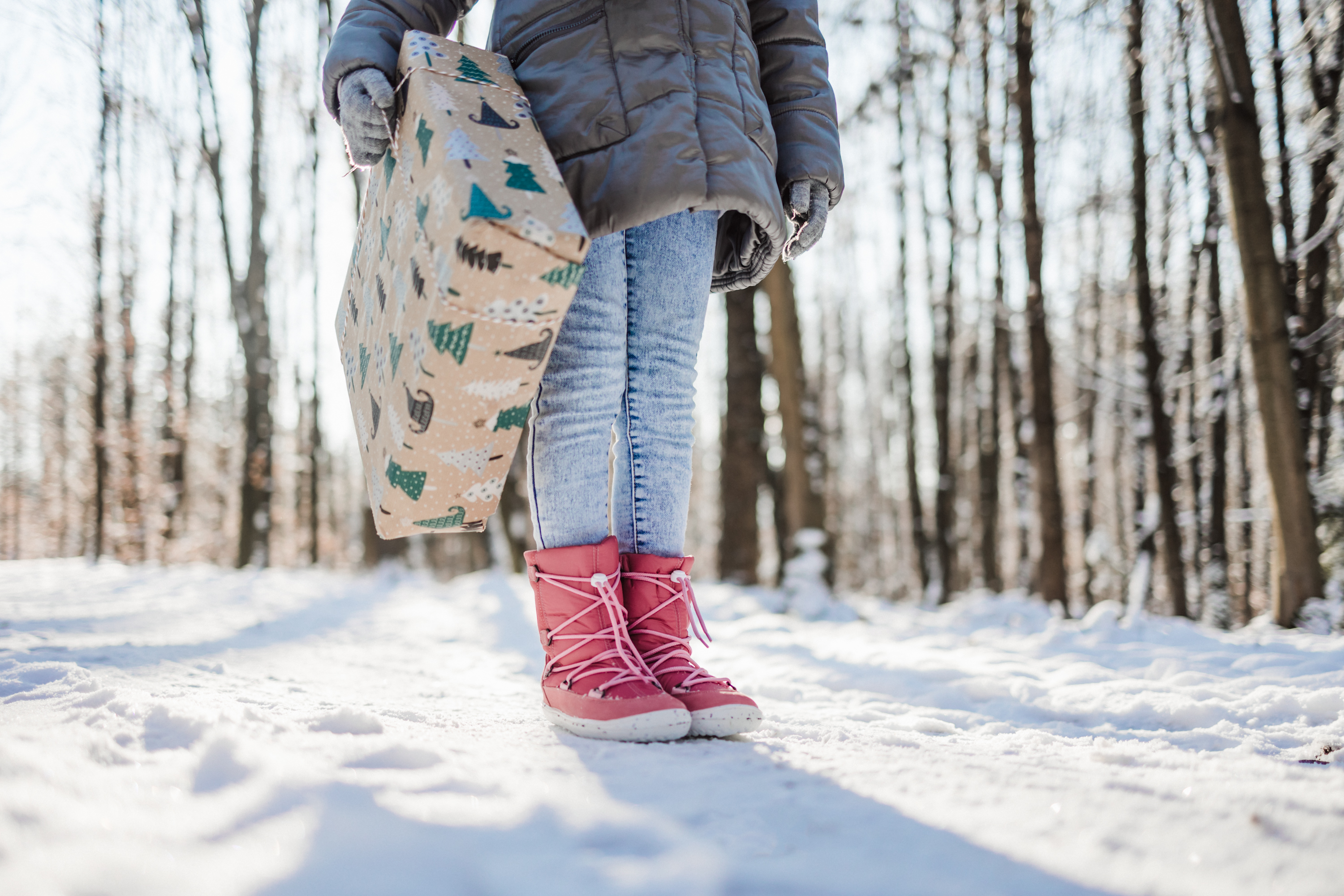 Dziecięce buty zimowe barefoot Be Lenka Snowfox Kids 2.0 - Rose Pink.
Cholewka: tkanina / płyta wiórowa / nubuk hydrofobowyPodszewka: wełna/tkaninaWkładka: wyjmowana, lateks/merino/folia ALPodeszwa: guma składająca się w 10% z resztek podeszwy z recyklinguWyprodukowane: Portugalia

































.insulation-properies{display:flex}@media(max-width:991px){.insulation-properies{flex-direction:column}}﻿﻿﻿﻿

































barefoot buty doskonale imitują chodzenie boso, dokładnie tak, jak zaprojektowała je naturaBe Lenka Snowfox 2.0 ogrzeją stopy Twojego dziecka dzięki wełnie merino i wełnianej wyściółcemembrana umieszczona pomiędzy podszewką a cholewkąnubuk hydrofobowy na całym obwodzie buta chroniący przed ścieraniempomysłowe sznurowanie uzupełnione stoperem regulującym sznurówkiwkładka wyposażona jest w aluminiową warstwę zapobiegającą wnikaniu zimna do butapodeszwa (6 mm) częściowo wykonana z odpadów gumowychPodeszwa KidsComfort dzięki swoim wypustkom gwarantuje idealną stabilność i kontrolę kroku podczas codziennego ruchuimpregnacja poprawia wodoodporność buta i ułatwia konserwację