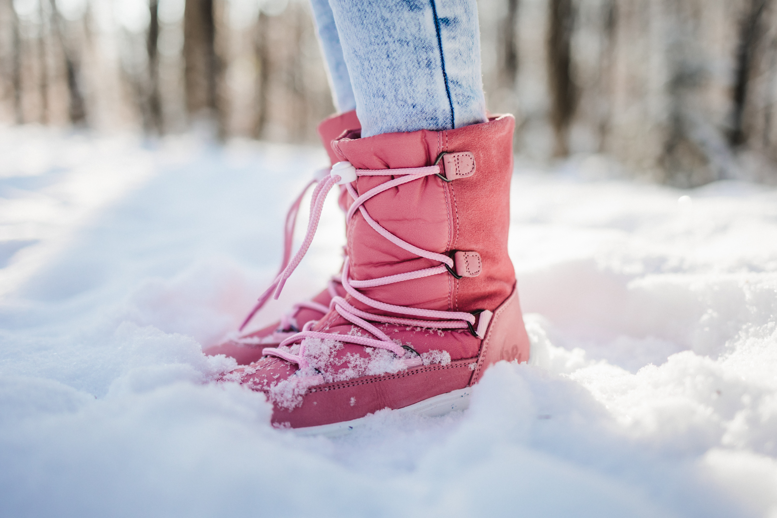 Dziecięce buty zimowe barefoot Be Lenka Snowfox Kids 2.0 - Rose Pink.
Cholewka: tkanina / płyta wiórowa / nubuk hydrofobowyPodszewka: wełna/tkaninaWkładka: wyjmowana, lateks/merino/folia ALPodeszwa: guma składająca się w 10% z resztek podeszwy z recyklinguWyprodukowane: Portugalia

































.insulation-properies{display:flex}@media(max-width:991px){.insulation-properies{flex-direction:column}}﻿﻿﻿﻿

































barefoot buty doskonale imitują chodzenie boso, dokładnie tak, jak zaprojektowała je naturaBe Lenka Snowfox 2.0 ogrzeją stopy Twojego dziecka dzięki wełnie merino i wełnianej wyściółcemembrana umieszczona pomiędzy podszewką a cholewkąnubuk hydrofobowy na całym obwodzie buta chroniący przed ścieraniempomysłowe sznurowanie uzupełnione stoperem regulującym sznurówkiwkładka wyposażona jest w aluminiową warstwę zapobiegającą wnikaniu zimna do butapodeszwa (6 mm) częściowo wykonana z odpadów gumowychPodeszwa KidsComfort dzięki swoim wypustkom gwarantuje idealną stabilność i kontrolę kroku podczas codziennego ruchuimpregnacja poprawia wodoodporność buta i ułatwia konserwację