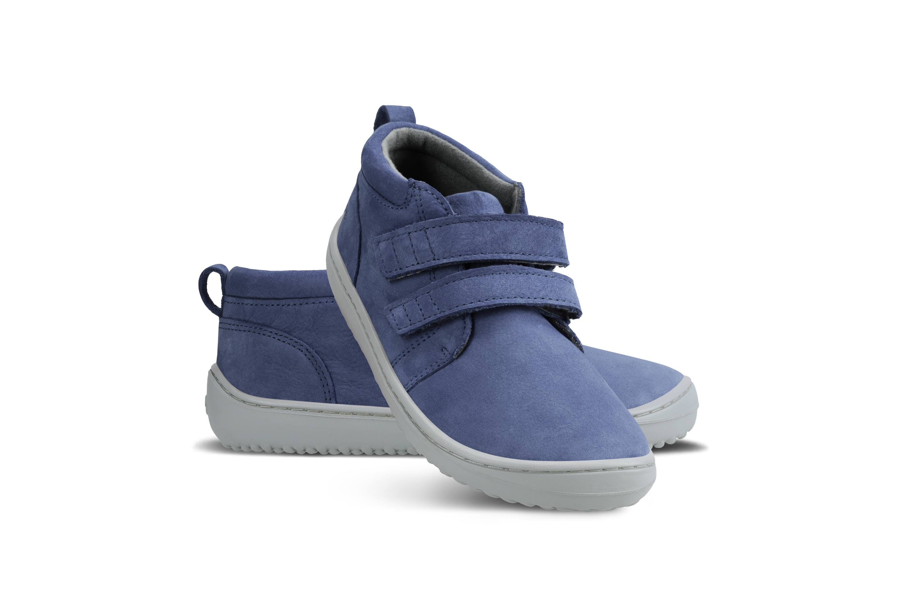 Dziecięce buty barefoot Play - Dark Blue.
  buty barefoot doskonale imitują chodzenie boso, dokładnie tak, jak zaprojektowała to natura  przeszyta podeszwa zapewniająca dłuższą żywotność butów  podeszwa KidsComfort gwarantuje doskonałą stabilność dzięki wypustkom  skórzany kołnierz na pięcie dla większego komfortu i trwałości  tekstylna wyściółka przyjemna w dotyku  nowa wyjmowana wkładka wykonana z recyklingowanego PU i bawełny  stylowe, wytłoczone logo Be Lenka
Zalety butów barefoot:
ultraelastyczna podeszwazero drop: pięta i palce w jednej płaszczyźnie dla prawidłowej postawyobszerna końcówka dla palcówlekkie obuwie
Rodzaj obuwia: buty wyjściowe