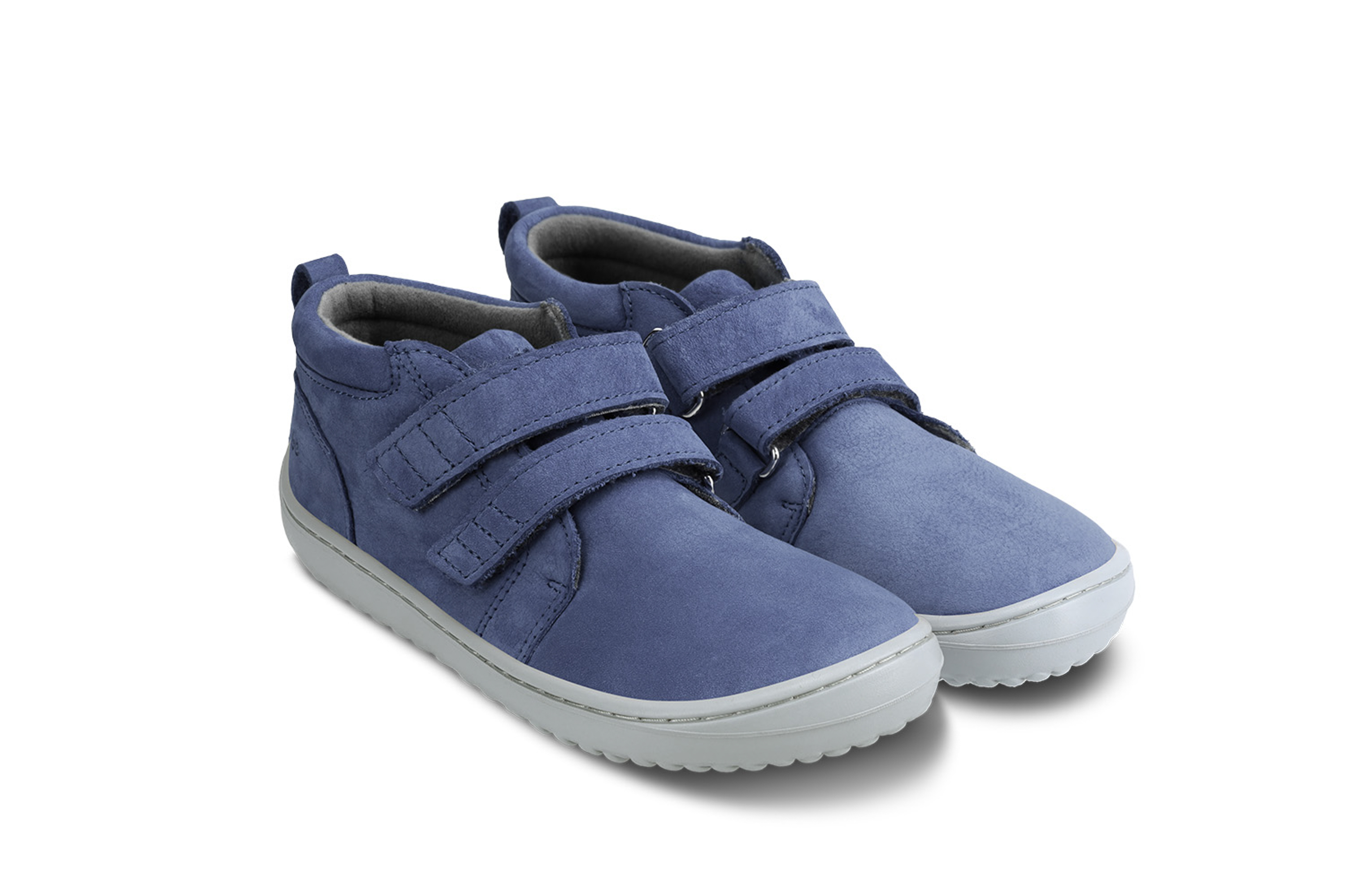 Dziecięce buty barefoot Play - Dark Blue.
  buty barefoot doskonale imitują chodzenie boso, dokładnie tak, jak zaprojektowała to natura  przeszyta podeszwa zapewniająca dłuższą żywotność butów  podeszwa KidsComfort gwarantuje doskonałą stabilność dzięki wypustkom  skórzany kołnierz na pięcie dla większego komfortu i trwałości  tekstylna wyściółka przyjemna w dotyku  nowa wyjmowana wkładka wykonana z recyklingowanego PU i bawełny  stylowe, wytłoczone logo Be Lenka
Zalety butów barefoot:
ultraelastyczna podeszwazero drop: pięta i palce w jednej płaszczyźnie dla prawidłowej postawyobszerna końcówka dla palcówlekkie obuwie
Rodzaj obuwia: buty wyjściowe