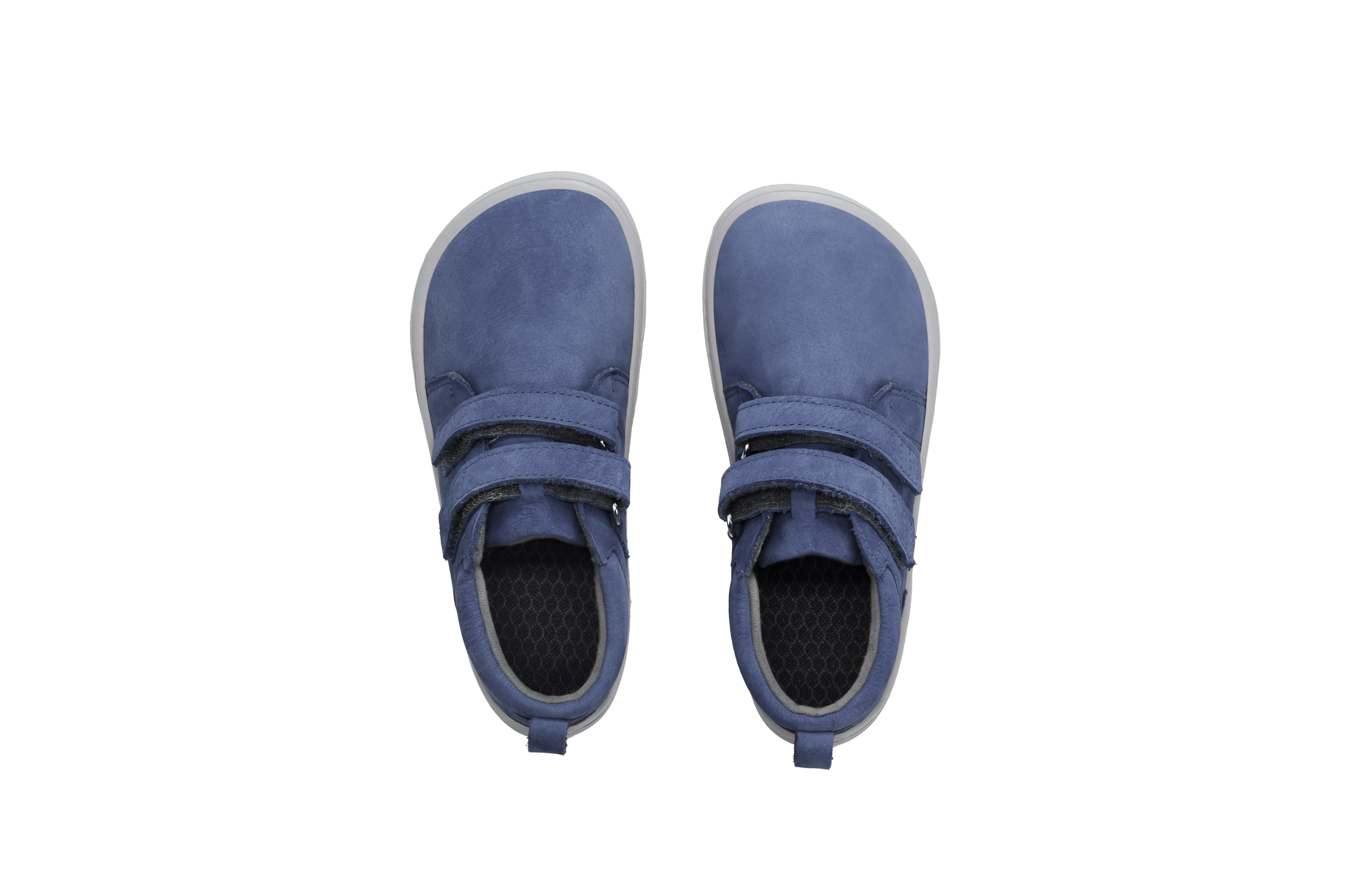 Dziecięce buty barefoot Play - Dark Blue.
  buty barefoot doskonale imitują chodzenie boso, dokładnie tak, jak zaprojektowała to natura  przeszyta podeszwa zapewniająca dłuższą żywotność butów  podeszwa KidsComfort gwarantuje doskonałą stabilność dzięki wypustkom  skórzany kołnierz na pięcie dla większego komfortu i trwałości  tekstylna wyściółka przyjemna w dotyku  nowa wyjmowana wkładka wykonana z recyklingowanego PU i bawełny  stylowe, wytłoczone logo Be Lenka
Zalety butów barefoot:
ultraelastyczna podeszwazero drop: pięta i palce w jednej płaszczyźnie dla prawidłowej postawyobszerna końcówka dla palcówlekkie obuwie
Rodzaj obuwia: buty wyjściowe