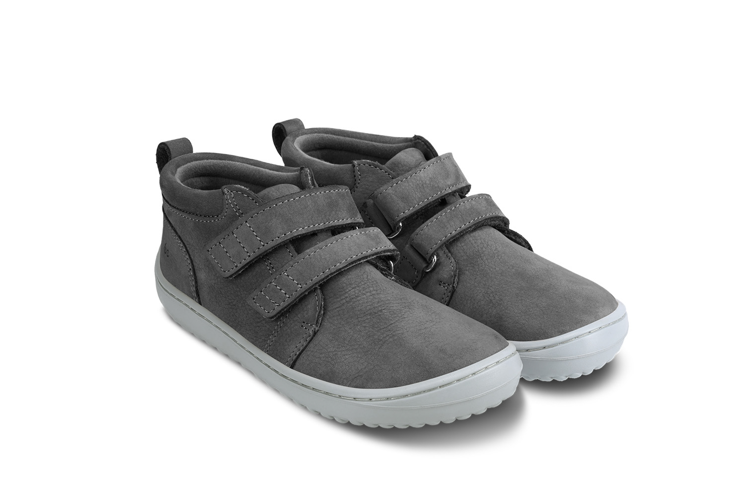 Dziecięce buty barefoot Play - Dark Grey.
  buty barefoot doskonale imitują chodzenie boso, dokładnie tak, jak zaprojektowała to natura  przeszyta podeszwa zapewniająca dłuższą żywotność butów  podeszwa KidsComfort gwarantuje doskonałą stabilność dzięki wypustkom  skórzany kołnierz na pięcie dla większego komfortu i trwałości  tekstylna wyściółka przyjemna w dotyku  nowa wyjmowana wkładka wykonana z recyklingowanego PU i bawełny  stylowe, wytłoczone logo Be Lenka
Zalety butów barefoot:
ultraelastyczna podeszwazero drop: pięta i palce w jednej płaszczyźnie dla prawidłowej postawyobszerna końcówka dla palcówlekkie obuwie
Rodzaj obuwia: buty wyjściowe