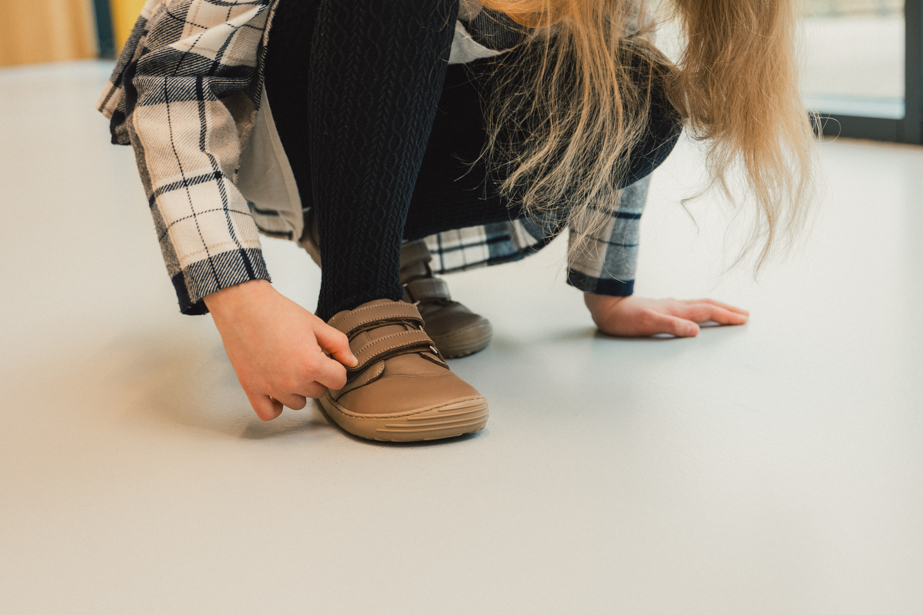 Dziecięce buty barefoot Be Lenka Bounce - All Brown.
  barefoot buty doskonale imitują chodzenie boso, dokładnie tak, jak zaprojektowała to natura  szyta podeszwa zapewniająca dłuższą żywotność  buty uniwersalne, odpowiednie także na specjalne okazje  podeszwa KidsUltraGrip do modeli dziecięcych z doskonałą przyczepnością i zabawnym wzorem  praktyczne buty dzięki zapięciom na rzepy  lekkie buty wykonane z najwyższej jakości skóry nappa  stylowe, wytłoczone logo „Be” na języku i rzepie  wyjmowana wkładka doskonale odprowadza wilgoć
Zalety butów barefoot:
 ultraelastyczna podeszwa zero drop: pięta i palce w jednej płaszczyźnie dla prawidłowej postawy obszerna końcówka dla palców lekkie obuwie 
Rodzaj obuwia: buty wyjściowe