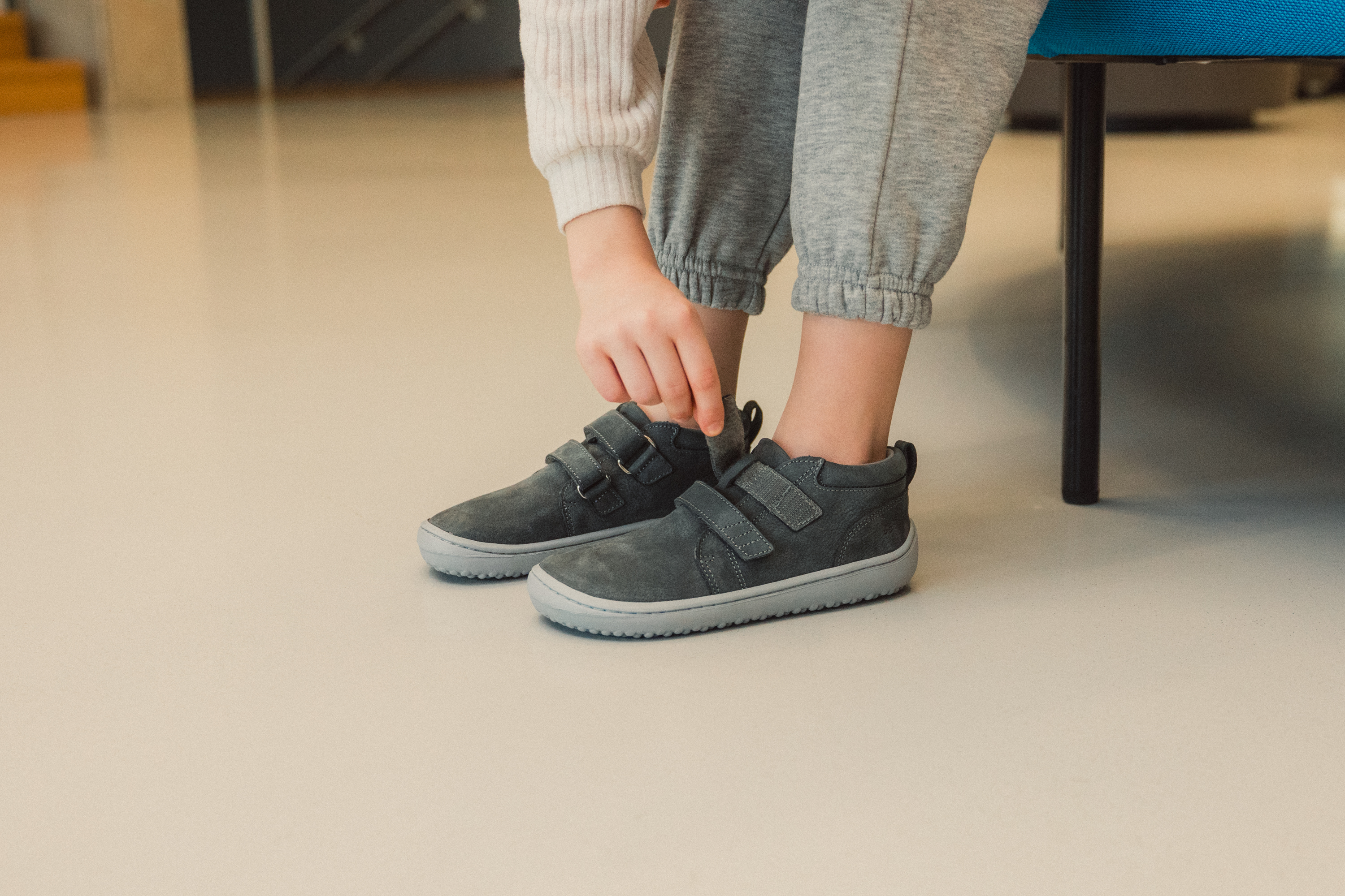 Dziecięce buty barefoot Play - Dark Grey.
  buty barefoot doskonale imitują chodzenie boso, dokładnie tak, jak zaprojektowała to natura  przeszyta podeszwa zapewniająca dłuższą żywotność butów  podeszwa KidsComfort gwarantuje doskonałą stabilność dzięki wypustkom  skórzany kołnierz na pięcie dla większego komfortu i trwałości  tekstylna wyściółka przyjemna w dotyku  nowa wyjmowana wkładka wykonana z recyklingowanego PU i bawełny  stylowe, wytłoczone logo Be Lenka
Zalety butów barefoot:
ultraelastyczna podeszwazero drop: pięta i palce w jednej płaszczyźnie dla prawidłowej postawyobszerna końcówka dla palcówlekkie obuwie
Rodzaj obuwia: buty wyjściowe