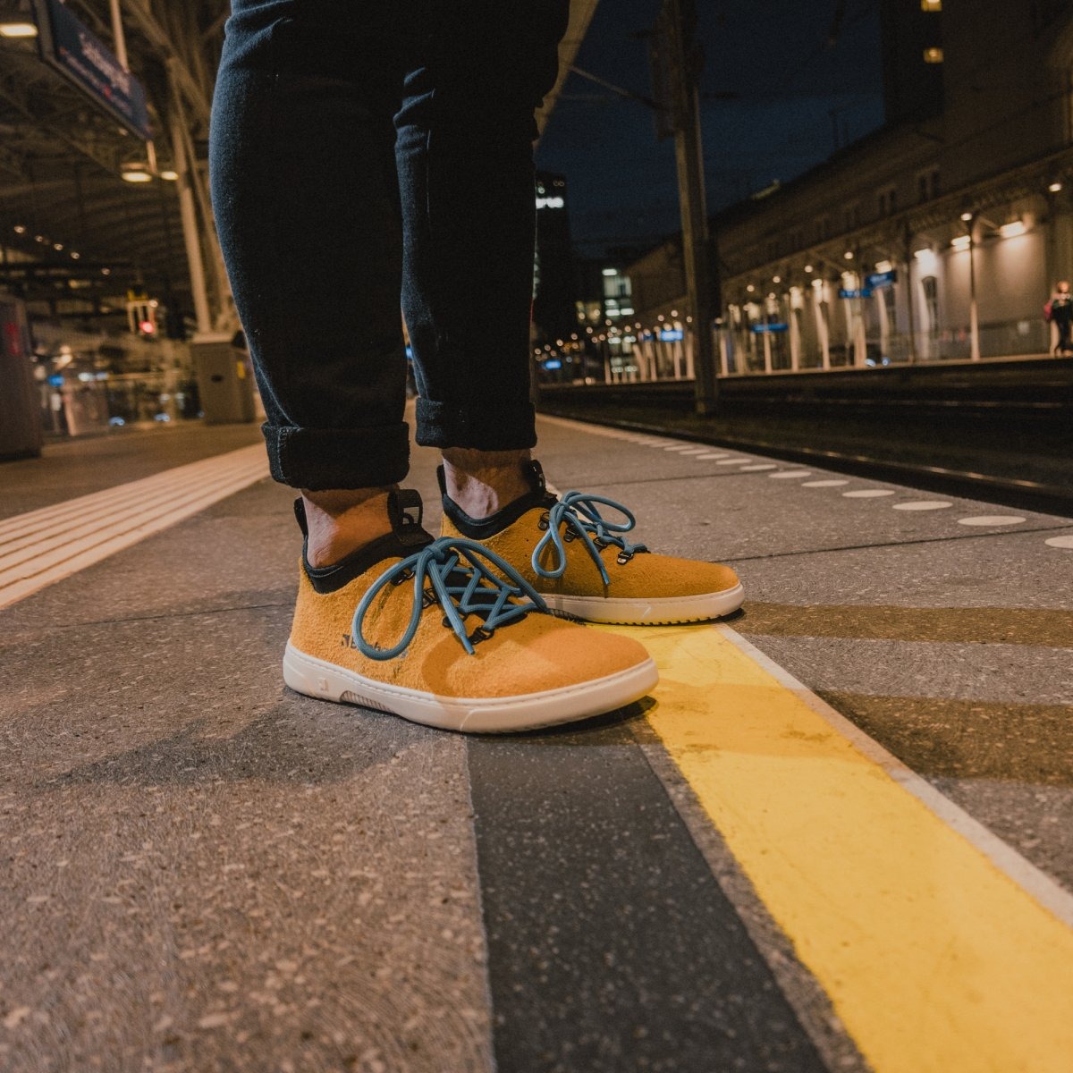 Barefoot Sneakers Barebarics Bronx - Mustard.
Sneakersy Barebarics są produkowane przy użyciu procesów minimalizujących wpływ na środowisko.
  Cholewka wykonana jest ze skóry i materiału tekstylnego  Podszewka wykonana z lycry i mikrofibry  Podeszwa wykonana jest z miękkiej syntetycznej gumy o wysokiej odporności na ścieranie.



Atrybuty barefoot
    Anatomiczny kształt - tenisówka respektuje kształt stopy.

Więcej informacji
buty wyjściowenowoczesny miejski designzaprojektowane i wykonane ręcznie w Unii Europejskiej, z lokalnych zrównoważonych materiałówdoskonała trwałość koloru materiałówdostępne w rozmiarze: 36 - 47 (wg wymiaru europejskiego)