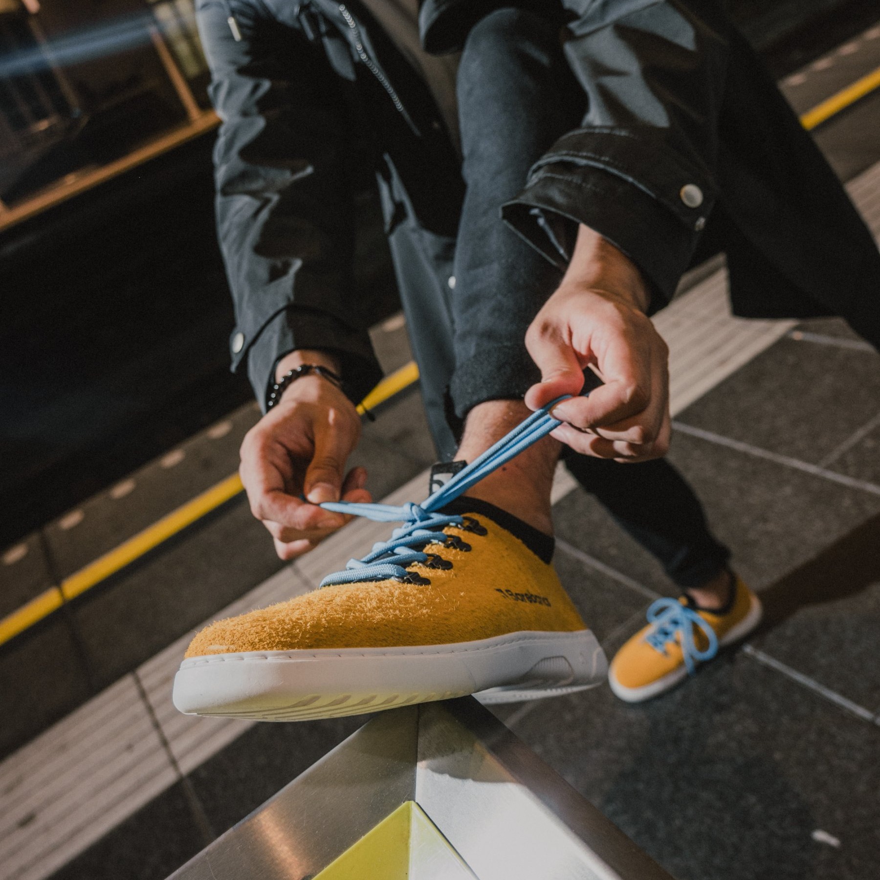 Barefoot Sneakers Barebarics Bronx - Mustard.
Sneakersy Barebarics są produkowane przy użyciu procesów minimalizujących wpływ na środowisko.
  Cholewka wykonana jest ze skóry i materiału tekstylnego  Podszewka wykonana z lycry i mikrofibry  Podeszwa wykonana jest z miękkiej syntetycznej gumy o wysokiej odporności na ścieranie.



Atrybuty barefoot
    Anatomiczny kształt - tenisówka respektuje kształt stopy.

Więcej informacji
buty wyjściowenowoczesny miejski designzaprojektowane i wykonane ręcznie w Unii Europejskiej, z lokalnych zrównoważonych materiałówdoskonała trwałość koloru materiałówdostępne w rozmiarze: 36 - 47 (wg wymiaru europejskiego)