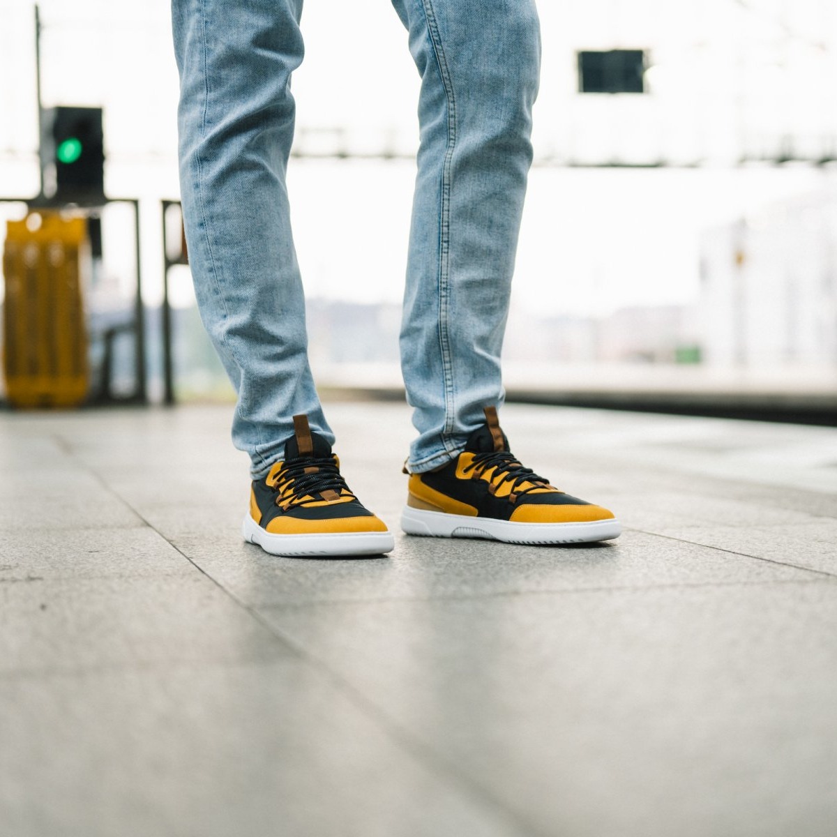 Barefoot Sneakers Barebarics - Revive - Golden Yellow & Black.
Do produkcji wykorzystano ekologiczne i wegańskie materiały o doskonałej trwałości koloru, oddychalności oraz odporności na rozdarcia i przetarcia.
Cholewka składa się z mikrofibry i poliestru.
Atrybuty barefoot
Anatomiczny kształt - tenisówka respektuje kształt stopy.
Więcej informacji
buty wyjściowenowoczesny miejski designzaprojektowane i wykonane ręcznie w Unii Europejskiej, z lokalnych zrównoważonych materiałówdoskonała trwałość koloru materiałówTechnologia Dermodry Coolmax® do prawidłowego usuwania wilgocidostępne w rozmiarze: 36 - 47 (wg wymiaru europejskiego)