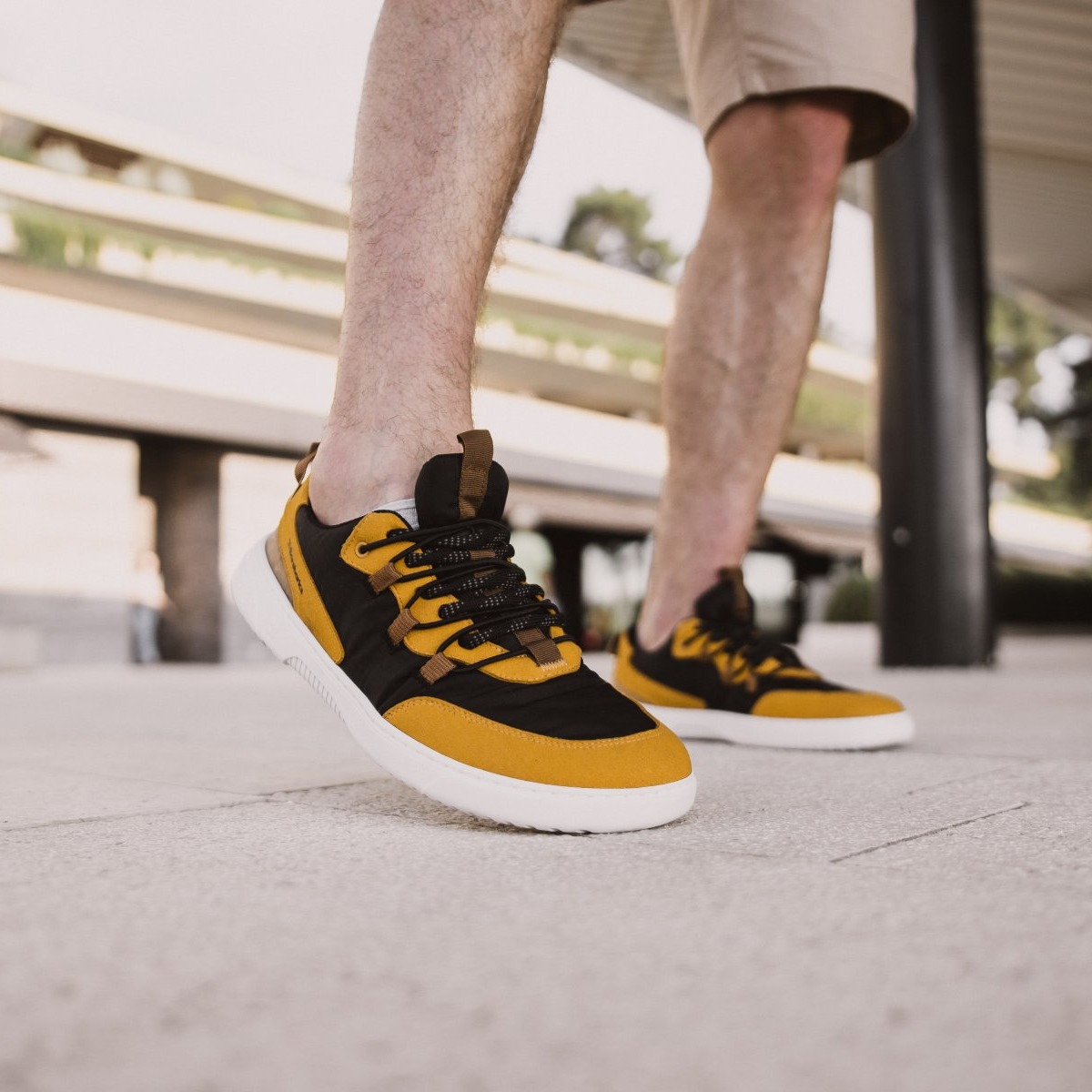 Barefoot Sneakers Barebarics - Revive - Golden Yellow & Black.
Do produkcji wykorzystano ekologiczne i wegańskie materiały o doskonałej trwałości koloru, oddychalności oraz odporności na rozdarcia i przetarcia.
Cholewka składa się z mikrofibry i poliestru.
Atrybuty barefoot
Anatomiczny kształt - tenisówka respektuje kształt stopy.
Więcej informacji
buty wyjściowenowoczesny miejski designzaprojektowane i wykonane ręcznie w Unii Europejskiej, z lokalnych zrównoważonych materiałówdoskonała trwałość koloru materiałówTechnologia Dermodry Coolmax® do prawidłowego usuwania wilgocidostępne w rozmiarze: 36 - 47 (wg wymiaru europejskiego)