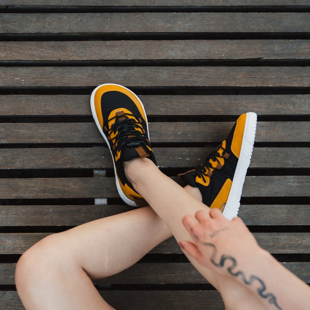 Barefoot Sneakers Barebarics - Revive - Golden Yellow & Black.
Do produkcji wykorzystano ekologiczne i wegańskie materiały o doskonałej trwałości koloru, oddychalności oraz odporności na rozdarcia i przetarcia.
Cholewka składa się z mikrofibry i poliestru.
Atrybuty barefoot
Anatomiczny kształt - tenisówka respektuje kształt stopy.
Więcej informacji
buty wyjściowenowoczesny miejski designzaprojektowane i wykonane ręcznie w Unii Europejskiej, z lokalnych zrównoważonych materiałówdoskonała trwałość koloru materiałówTechnologia Dermodry Coolmax® do prawidłowego usuwania wilgocidostępne w rozmiarze: 36 - 47 (wg wymiaru europejskiego)