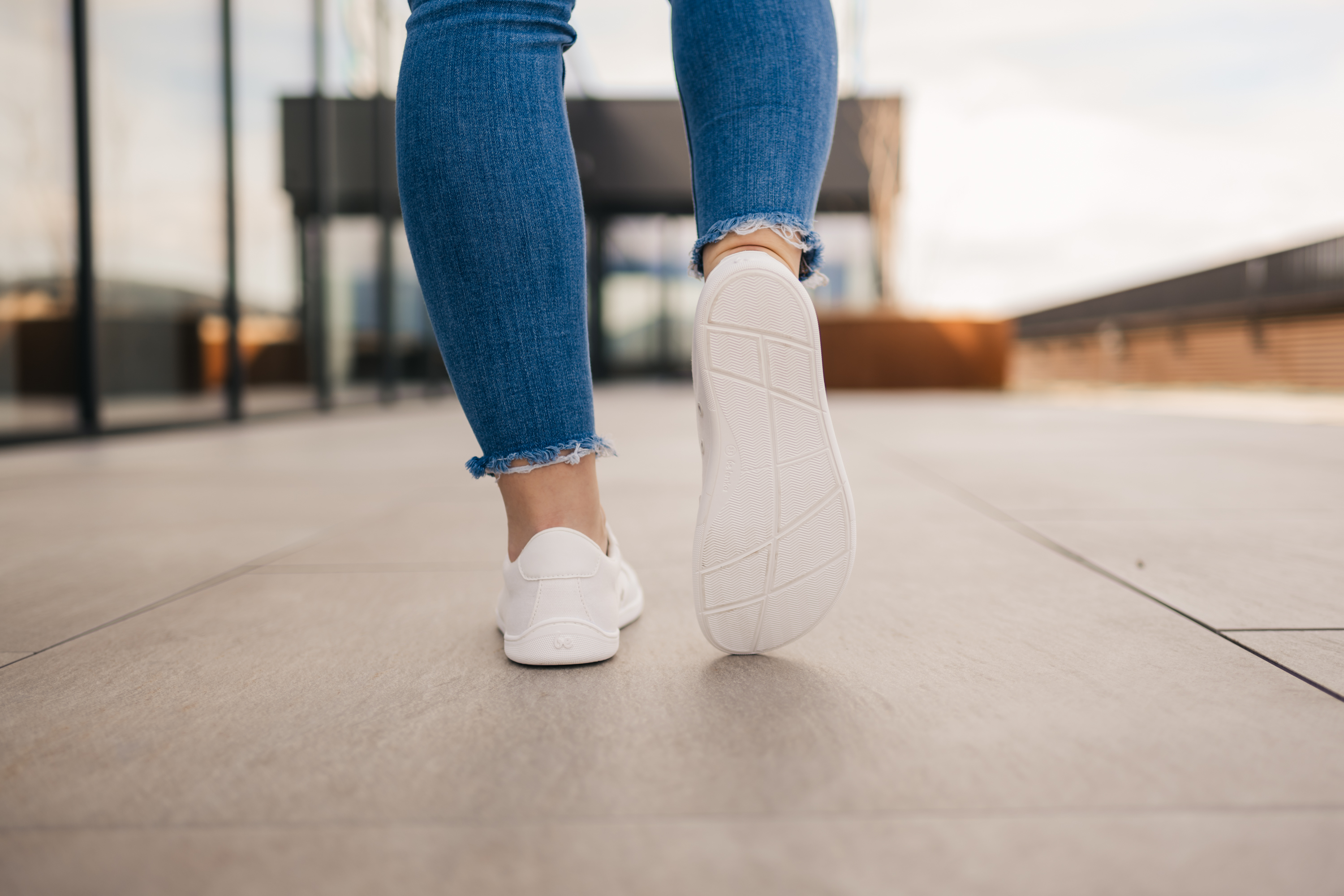 Trampki barefoot Be Lenka Rebound - All White.




niezwykle lekkie buty dla wszystkich miłośników miejskiej klasykiszyta podeszwa EverydayComfort Neo zapewniająca dłuższą żywotność butatekstylne logo na języku i cholewce sneakersówdwa oczka po wewnętrznej stronie buta zapewniające wentylację

Zalety butów barefoot:
doskonale imitują chodzenie bosoanatomiczny kształt buta zapewnia dużo miejsca na palcezerowe nachylenie podeszwy utrzymuje piętę i palce w jednej płaszczyźnie, zapewniając prawidłową postawępodeszwa stymulacyjna o grubości 5 mm aktywuje zakończenia nerwowe stopyelastyczne materiały zapewniają lepszą funkcjonalność mięśni i ścięgien stopy lekkość butów jako profilaktyka zmęczenia nóg
Typ: buty wyjściowe