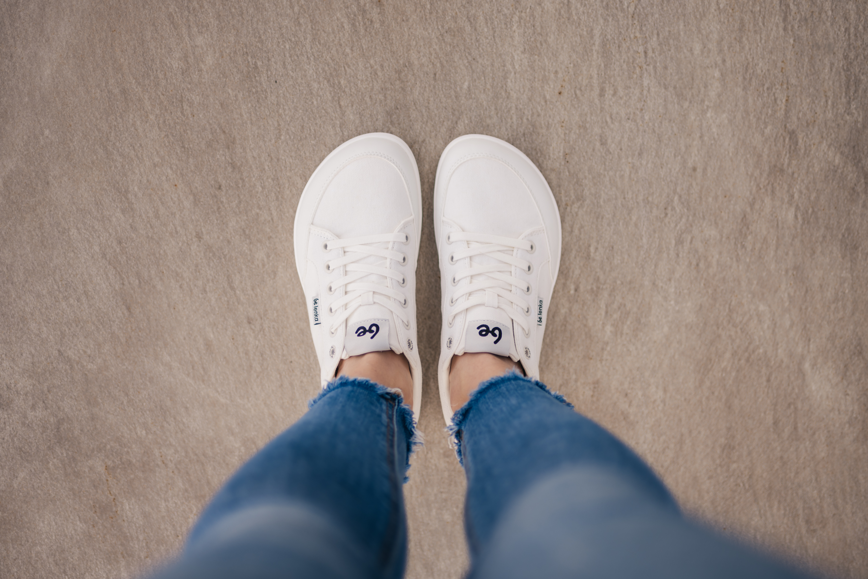 Trampki barefoot Be Lenka Rebound - All White.




niezwykle lekkie buty dla wszystkich miłośników miejskiej klasykiszyta podeszwa EverydayComfort Neo zapewniająca dłuższą żywotność butatekstylne logo na języku i cholewce sneakersówdwa oczka po wewnętrznej stronie buta zapewniające wentylację

Zalety butów barefoot:
doskonale imitują chodzenie bosoanatomiczny kształt buta zapewnia dużo miejsca na palcezerowe nachylenie podeszwy utrzymuje piętę i palce w jednej płaszczyźnie, zapewniając prawidłową postawępodeszwa stymulacyjna o grubości 5 mm aktywuje zakończenia nerwowe stopyelastyczne materiały zapewniają lepszą funkcjonalność mięśni i ścięgien stopy lekkość butów jako profilaktyka zmęczenia nóg
Typ: buty wyjściowe