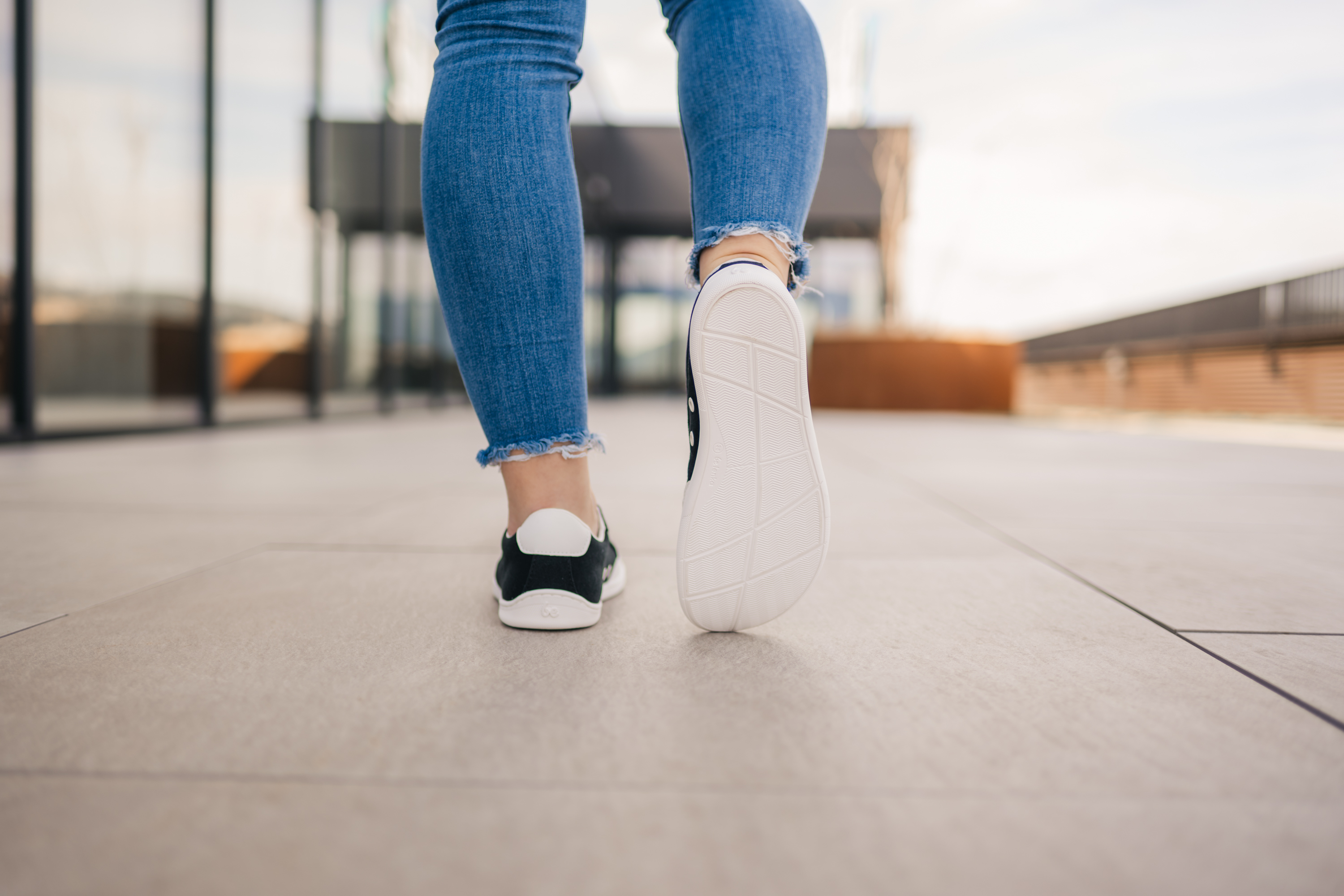 Trampki barefoot Be Lenka Rebound - Black & White.




niezwykle lekkie buty dla wszystkich miłośników miejskiej klasykiszyta podeszwa EverydayComfort Neo zapewniająca dłuższą żywotność butatekstylne logo na języku i cholewce sneakersówdwa oczka po wewnętrznej stronie buta zapewniające wentylację

Zalety butów barefoot:
doskonale imitują chodzenie bosoanatomiczny kształt buta zapewnia dużo miejsca na palcezerowe nachylenie podeszwy utrzymuje piętę i palce w jednej płaszczyźnie, zapewniając prawidłową postawępodeszwa stymulacyjna o grubości 5 mm aktywuje zakończenia nerwowe stopyelastyczne materiały zapewniają lepszą funkcjonalność mięśni i ścięgien stopy lekkość butów jako profilaktyka zmęczenia nóg
Typ: buty wyjściowe