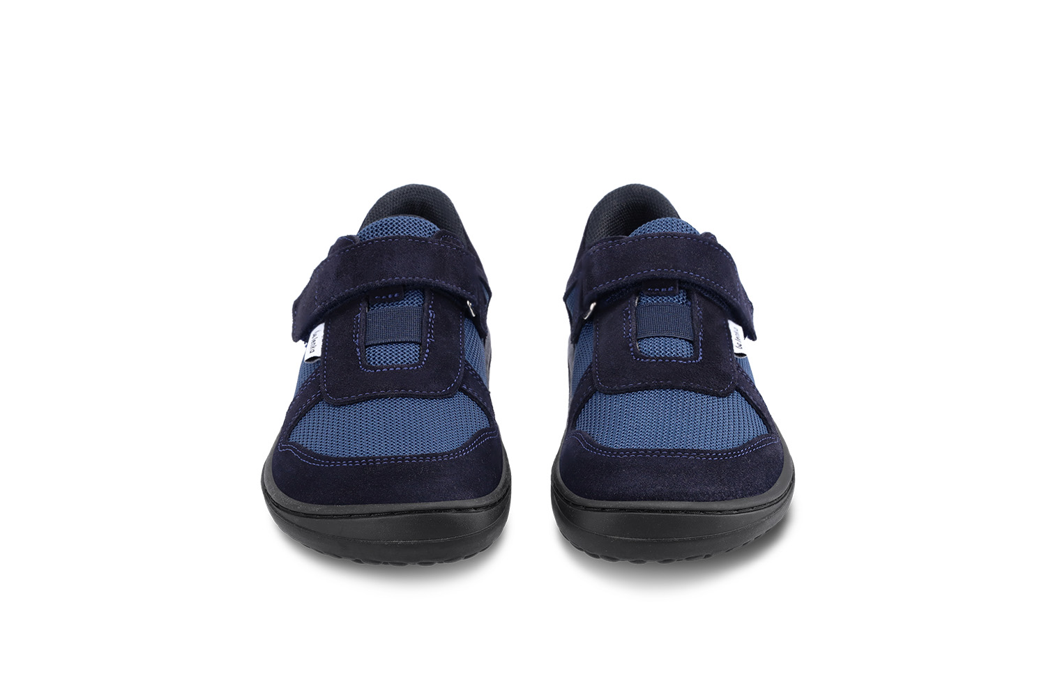 Dziecięce trampki barefoot Be Lenka Joy - Dark Blue & Black.
  barefoot buty doskonale imitują chodzenie boso, dokładnie tak, jak zaprojektowała to natura  szyta podeszwa zapewniająca dłuższą żywotność  podeszwa KidsComfort dzięki wypustkom gwarantuje doskonałą stabilność i kontrolę kroku  praktyczne zakładanie butów dzięki rzepom  lekkie półbuty z zabawnym połączeniem skóry i materiału tekstylnego  wyjmowana wkładka doskonale odprowadza wilgoć
Zalety butów barefoot:
 ultraelastyczna podeszwa zero drop: pięta i palce w jednej płaszczyźnie dla prawidłowej postawy obszerna końcówka dla palców lekkie obuwie 
Rodzaj obuwia: buty wyjściowe