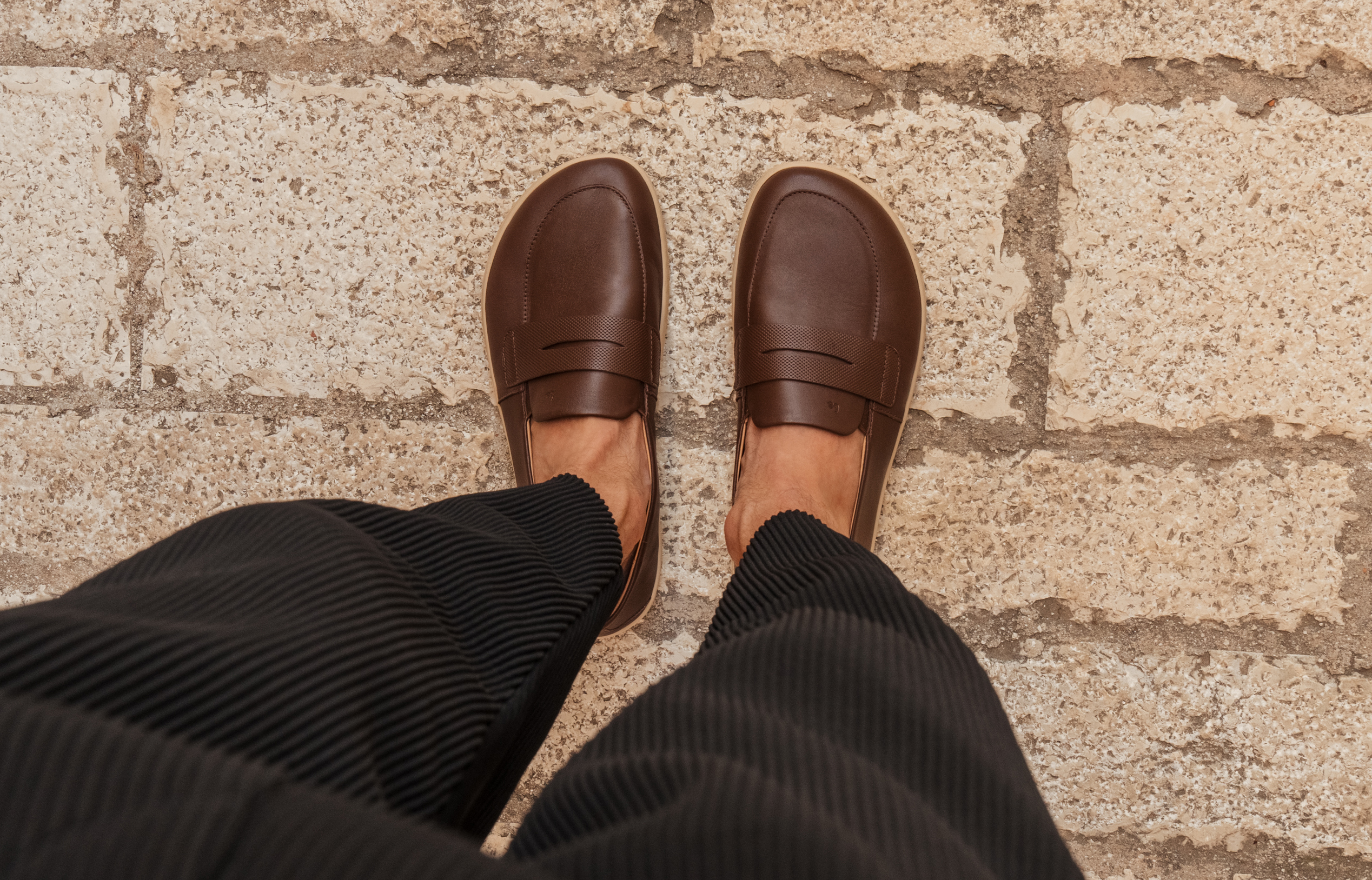 Barefoot mokasyny Be Lenka Buena - Dark Brown & Beige.
  minimalistyczny barefoot design  proste zakładanie bez sznurowania z gumą na języku  łatwo łączyć z różnymi stylami ubioru - eleganckim, sportowym i swobodnym  szyta podeszwa EverydayComfort zapewniająca dłuższą żywotność buta  komfort podczas całodziennego noszenia  delikatne wytłoczone logo Be Lenka na języku buta
Zalety butów barefoot:
 ultraelastyczna podeszwa zero drop: pięta i palce w jednej płaszczyźnie dla prawidłowej postawy obszerna końcówka dla palców lekkie obuwie 
Rodzaj obuwia: buty wyjściowe