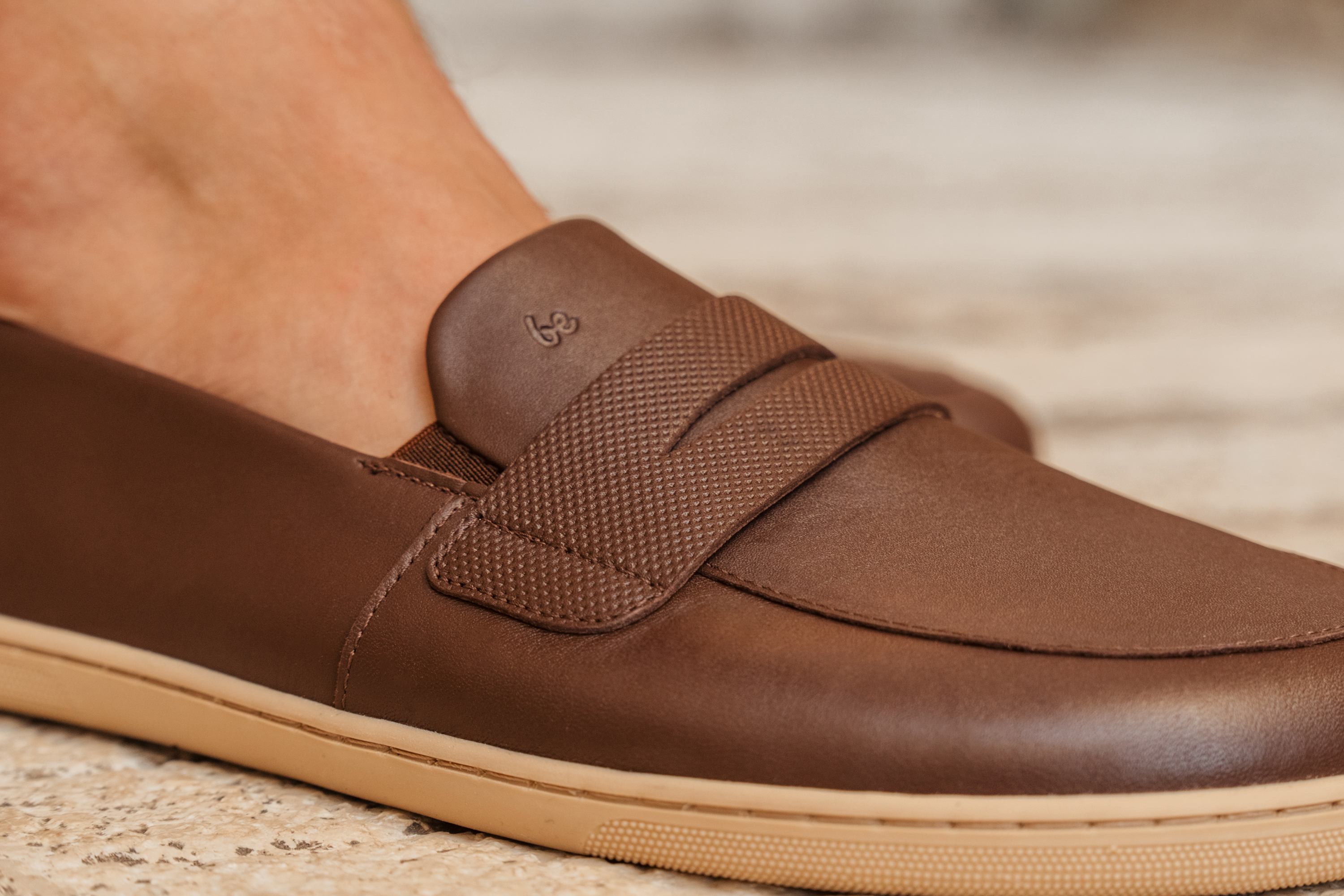 Barefoot mokasyny Be Lenka Buena - Dark Brown & Beige.
  minimalistyczny barefoot design  proste zakładanie bez sznurowania z gumą na języku  łatwo łączyć z różnymi stylami ubioru - eleganckim, sportowym i swobodnym  szyta podeszwa EverydayComfort zapewniająca dłuższą żywotność buta  komfort podczas całodziennego noszenia  delikatne wytłoczone logo Be Lenka na języku buta
Zalety butów barefoot:
 ultraelastyczna podeszwa zero drop: pięta i palce w jednej płaszczyźnie dla prawidłowej postawy obszerna końcówka dla palców lekkie obuwie 
Rodzaj obuwia: buty wyjściowe