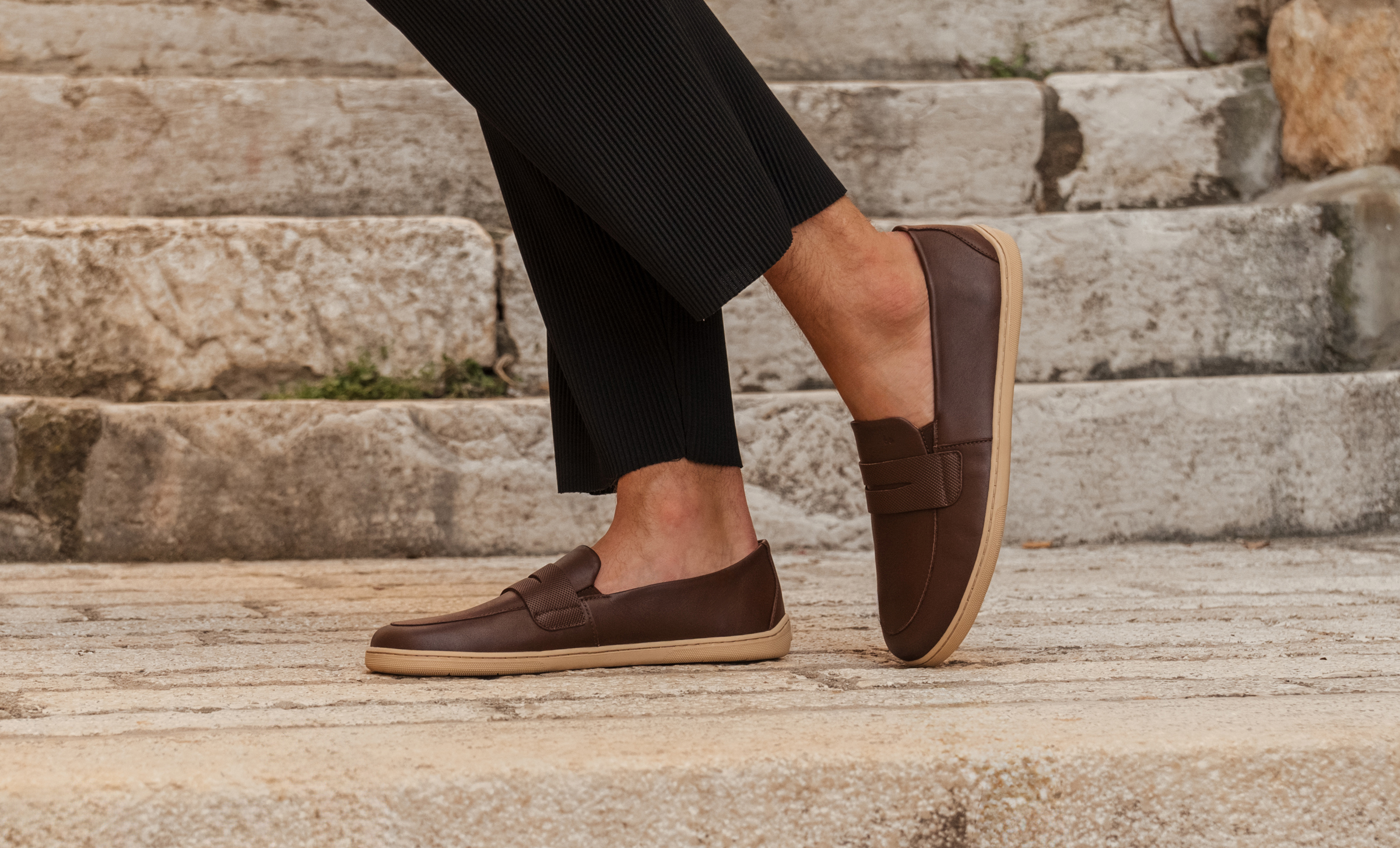 Barefoot mokasyny Be Lenka Buena - Dark Brown & Beige.
  minimalistyczny barefoot design  proste zakładanie bez sznurowania z gumą na języku  łatwo łączyć z różnymi stylami ubioru - eleganckim, sportowym i swobodnym  szyta podeszwa EverydayComfort zapewniająca dłuższą żywotność buta  komfort podczas całodziennego noszenia  delikatne wytłoczone logo Be Lenka na języku buta
Zalety butów barefoot:
 ultraelastyczna podeszwa zero drop: pięta i palce w jednej płaszczyźnie dla prawidłowej postawy obszerna końcówka dla palców lekkie obuwie 
Rodzaj obuwia: buty wyjściowe