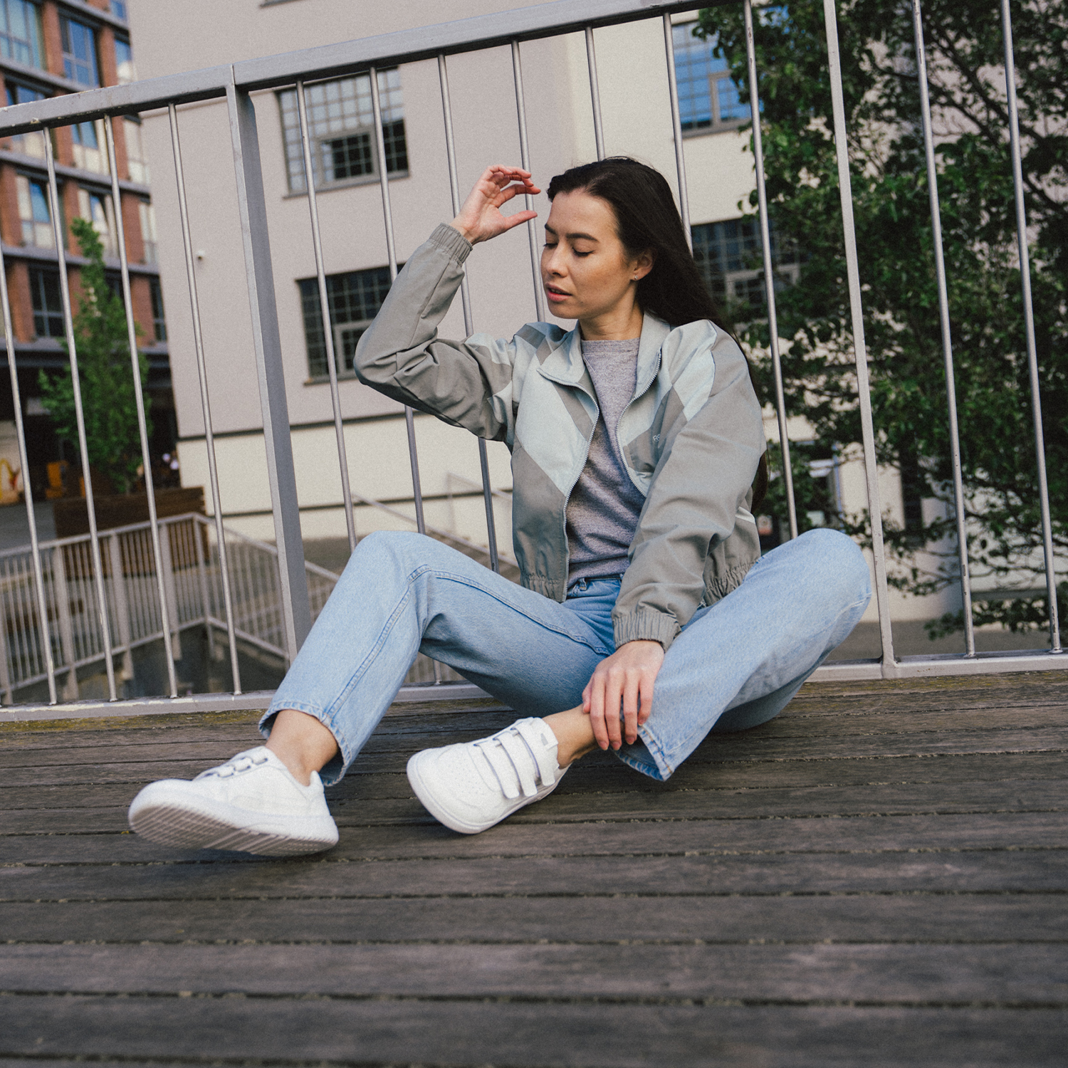 Barefoot Sneakers Barebarics Zing Velcro - All White - Leather.
Anatomiczny kształt - but dopasowuje się do kształtu stopy Tworzy wystarczającą przestrzeń dla palców nawet podczas ruchu, zapobiegając ich uciskaniu lub siniakomElastyczność materiałów - Elastyczna podeszwa zapewnia niezbędny ruch Stopy nie są ograniczone i są naturalnie wzmocnioneNachylenie zerowe – pięta i czubek buta znajdują się w jednej płaszczyźnie Dzięki temu poprawia się postawa ciała i ogólna korekta środka ciężkościAdaptacyjna podeszwa - grubość 4mm (bez wypustek) stymuluje zakończenia nerwowe Wzmocni równowagę, wrażliwość terenu i ochroni stopyLekkość - buty Barebarics są lekkie i pozbawione łuków, co zapobiega zmęczeniu nóg i wspiera prawidłowy wzorzec chodu
Więcej informacji
buty wyjściowenowoczesny projekt urbanistycznyzaprojektowane i wykonane ręcznie w Unii Europejskiejdoskonała trwałość i trwałość kolorów materiałówdostępne w numerach: 36 - 47 (wg pomiaru europejskiego)