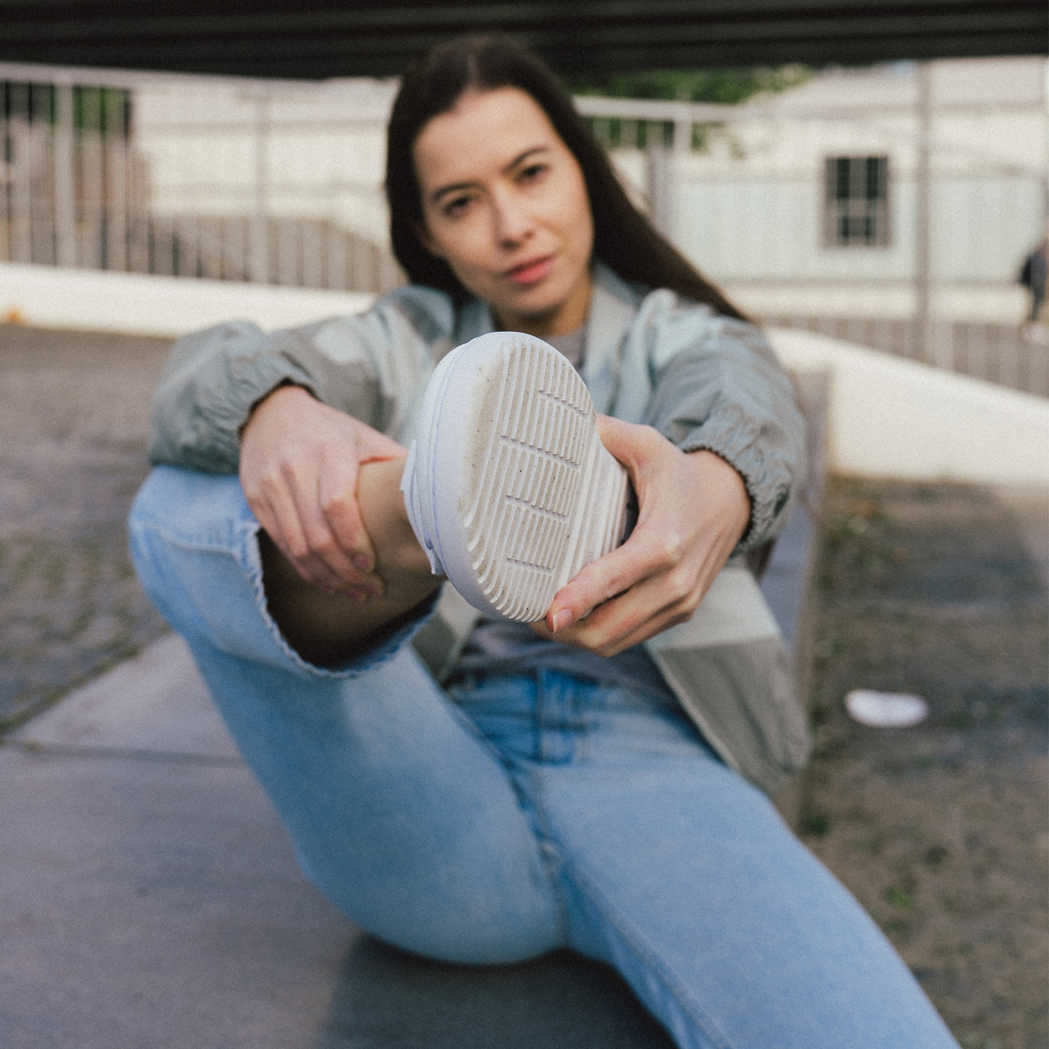 Barefoot Sneakers Barebarics Zing Velcro - All White - Leather.
Anatomiczny kształt - but dopasowuje się do kształtu stopy Tworzy wystarczającą przestrzeń dla palców nawet podczas ruchu, zapobiegając ich uciskaniu lub siniakomElastyczność materiałów - Elastyczna podeszwa zapewnia niezbędny ruch Stopy nie są ograniczone i są naturalnie wzmocnioneNachylenie zerowe – pięta i czubek buta znajdują się w jednej płaszczyźnie Dzięki temu poprawia się postawa ciała i ogólna korekta środka ciężkościAdaptacyjna podeszwa - grubość 4mm (bez wypustek) stymuluje zakończenia nerwowe Wzmocni równowagę, wrażliwość terenu i ochroni stopyLekkość - buty Barebarics są lekkie i pozbawione łuków, co zapobiega zmęczeniu nóg i wspiera prawidłowy wzorzec chodu
Więcej informacji
buty wyjściowenowoczesny projekt urbanistycznyzaprojektowane i wykonane ręcznie w Unii Europejskiejdoskonała trwałość i trwałość kolorów materiałówdostępne w numerach: 36 - 47 (wg pomiaru europejskiego)