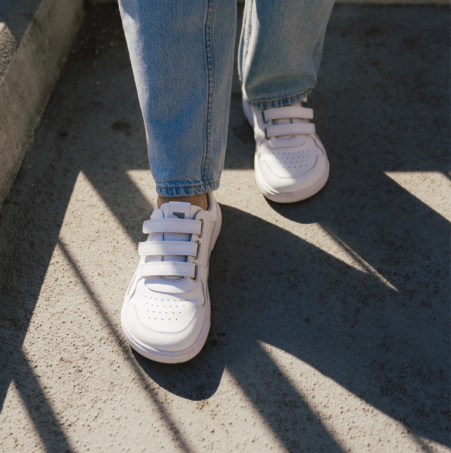 Barefoot Sneakers Barebarics Zing Velcro - All White - Leather.
Anatomiczny kształt - but dopasowuje się do kształtu stopy Tworzy wystarczającą przestrzeń dla palców nawet podczas ruchu, zapobiegając ich uciskaniu lub siniakomElastyczność materiałów - Elastyczna podeszwa zapewnia niezbędny ruch Stopy nie są ograniczone i są naturalnie wzmocnioneNachylenie zerowe – pięta i czubek buta znajdują się w jednej płaszczyźnie Dzięki temu poprawia się postawa ciała i ogólna korekta środka ciężkościAdaptacyjna podeszwa - grubość 4mm (bez wypustek) stymuluje zakończenia nerwowe Wzmocni równowagę, wrażliwość terenu i ochroni stopyLekkość - buty Barebarics są lekkie i pozbawione łuków, co zapobiega zmęczeniu nóg i wspiera prawidłowy wzorzec chodu
Więcej informacji
buty wyjściowenowoczesny projekt urbanistycznyzaprojektowane i wykonane ręcznie w Unii Europejskiejdoskonała trwałość i trwałość kolorów materiałówdostępne w numerach: 36 - 47 (wg pomiaru europejskiego)