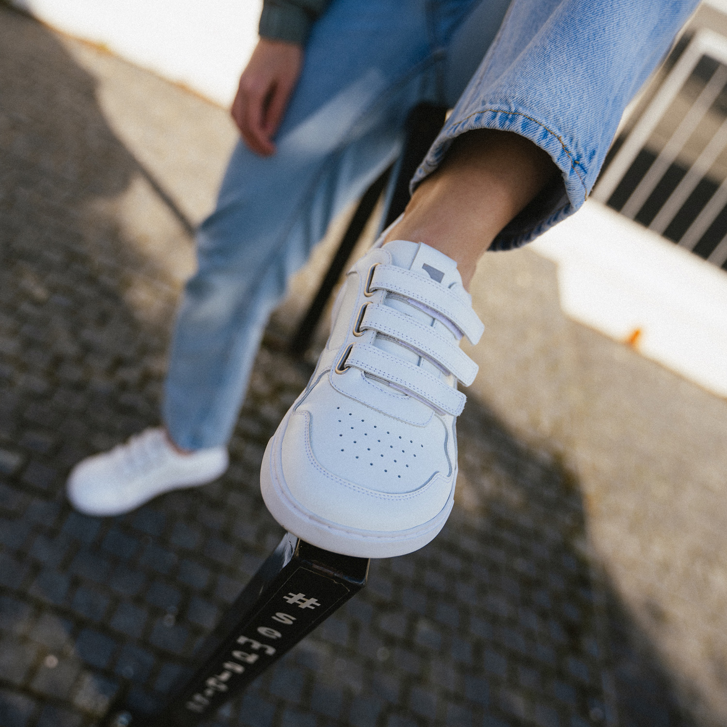 Barefoot Sneakers Barebarics Zing Velcro - All White - Leather.
Anatomiczny kształt - but dopasowuje się do kształtu stopy Tworzy wystarczającą przestrzeń dla palców nawet podczas ruchu, zapobiegając ich uciskaniu lub siniakomElastyczność materiałów - Elastyczna podeszwa zapewnia niezbędny ruch Stopy nie są ograniczone i są naturalnie wzmocnioneNachylenie zerowe – pięta i czubek buta znajdują się w jednej płaszczyźnie Dzięki temu poprawia się postawa ciała i ogólna korekta środka ciężkościAdaptacyjna podeszwa - grubość 4mm (bez wypustek) stymuluje zakończenia nerwowe Wzmocni równowagę, wrażliwość terenu i ochroni stopyLekkość - buty Barebarics są lekkie i pozbawione łuków, co zapobiega zmęczeniu nóg i wspiera prawidłowy wzorzec chodu
Więcej informacji
buty wyjściowenowoczesny projekt urbanistycznyzaprojektowane i wykonane ręcznie w Unii Europejskiejdoskonała trwałość i trwałość kolorów materiałówdostępne w numerach: 36 - 47 (wg pomiaru europejskiego)