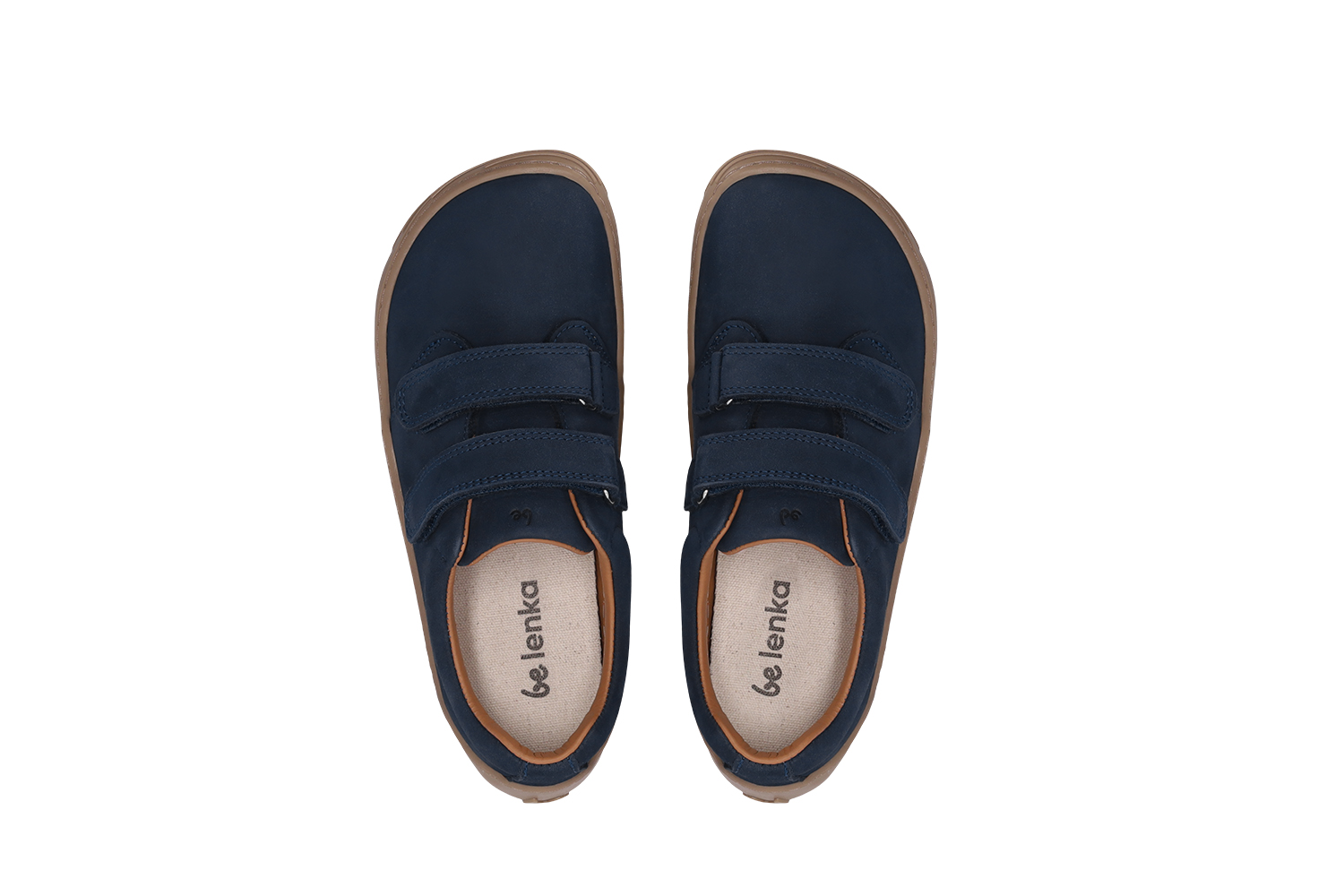 Dziecięce buty barefoot Be Lenka Bounce - Dark Blue.
Cholewka: skóra (nubuk)
Wyściółka: skóra + materiał tekstylny
Wkładka: PU z recyklingu + materiał tekstylny (wyjmowana)
Podeszwa: TR (KidsUltraGrip)
Produkcja: Portugalia

barefoot buty doskonale imitują chodzenie boso, dokładnie tak, jak zaprojektowała to natura
szyta podeszwa zapewniająca dłuższą żywotność
buty uniwersalne, odpowiednie także na specjalne okazje
podeszwa KidsUltraGrip do modeli dziecięcych z doskonałą przyczepnością i zabawnym wzorem
praktyczne buty dzięki zapięciom na rzepy
lekkie buty wykonane z najwyższej jakości skóry nubuk
wyjmowana wkładka doskonale odprowadza wilgoć

Zalety barefoot butów:

ultraelastyczna podeszwa
zero drop: pięta i palce w jednej płaszczyźnie dla prawidłowej postawy
obszerna końcówka na palce
lekkie obuwie

Rodzaj obuwia: buty wyjściowe