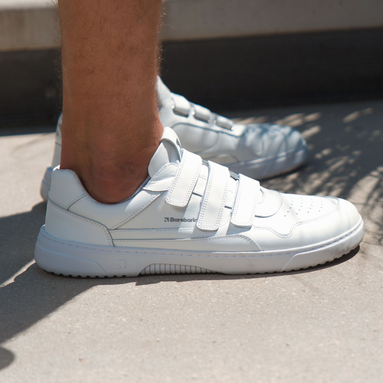 Barefoot Sneakers Barebarics Zing Velcro - All White - Leather.
Anatomiczny kształt - but dopasowuje się do kształtu stopy Tworzy wystarczającą przestrzeń dla palców nawet podczas ruchu, zapobiegając ich uciskaniu lub siniakomElastyczność materiałów - Elastyczna podeszwa zapewnia niezbędny ruch Stopy nie są ograniczone i są naturalnie wzmocnioneNachylenie zerowe – pięta i czubek buta znajdują się w jednej płaszczyźnie Dzięki temu poprawia się postawa ciała i ogólna korekta środka ciężkościAdaptacyjna podeszwa - grubość 4mm (bez wypustek) stymuluje zakończenia nerwowe Wzmocni równowagę, wrażliwość terenu i ochroni stopyLekkość - buty Barebarics są lekkie i pozbawione łuków, co zapobiega zmęczeniu nóg i wspiera prawidłowy wzorzec chodu
Więcej informacji
buty wyjściowenowoczesny projekt urbanistycznyzaprojektowane i wykonane ręcznie w Unii Europejskiejdoskonała trwałość i trwałość kolorów materiałówdostępne w numerach: 36 - 47 (wg pomiaru europejskiego)