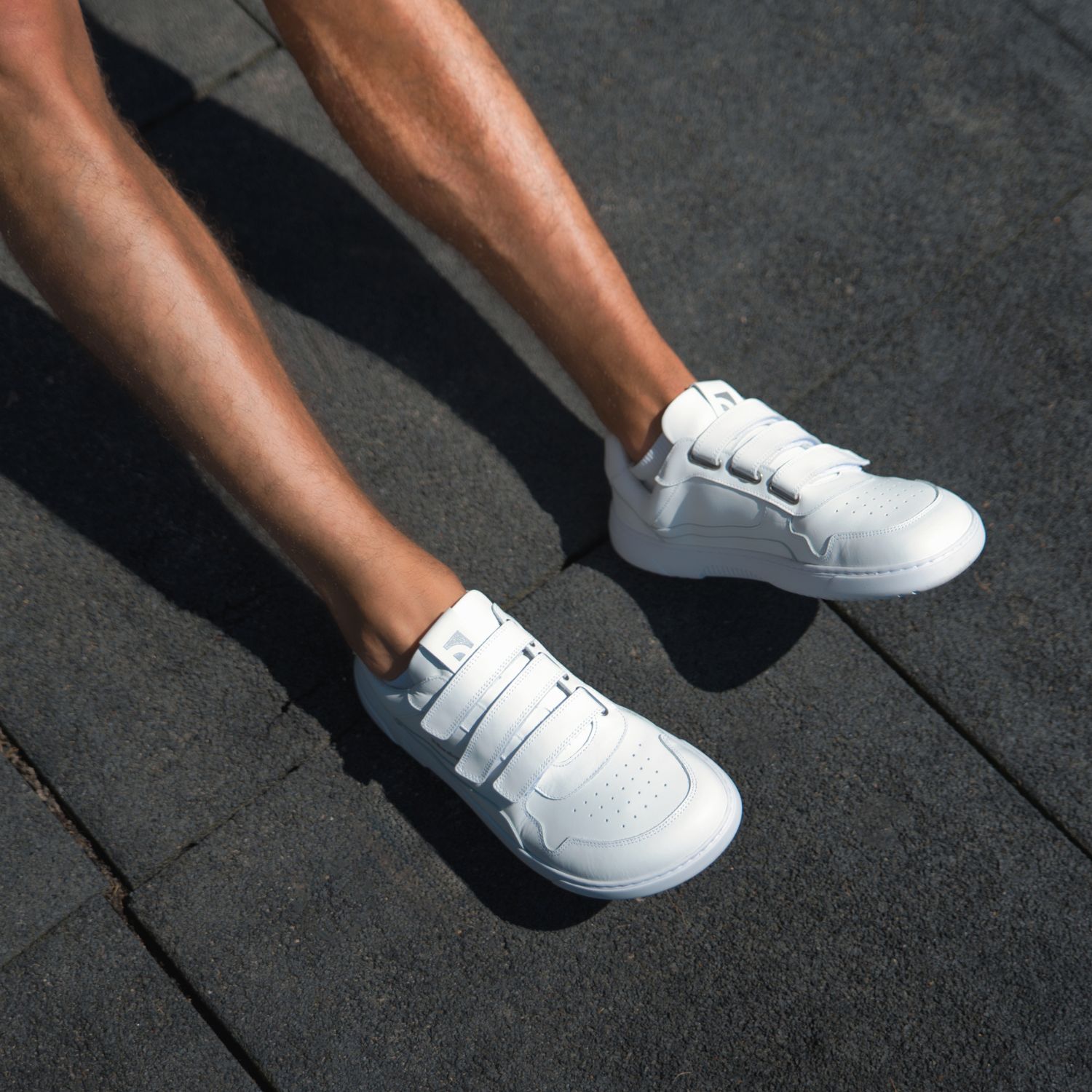 Barefoot Sneakers Barebarics Zing Velcro - All White - Leather.
Anatomiczny kształt - but dopasowuje się do kształtu stopy Tworzy wystarczającą przestrzeń dla palców nawet podczas ruchu, zapobiegając ich uciskaniu lub siniakomElastyczność materiałów - Elastyczna podeszwa zapewnia niezbędny ruch Stopy nie są ograniczone i są naturalnie wzmocnioneNachylenie zerowe – pięta i czubek buta znajdują się w jednej płaszczyźnie Dzięki temu poprawia się postawa ciała i ogólna korekta środka ciężkościAdaptacyjna podeszwa - grubość 4mm (bez wypustek) stymuluje zakończenia nerwowe Wzmocni równowagę, wrażliwość terenu i ochroni stopyLekkość - buty Barebarics są lekkie i pozbawione łuków, co zapobiega zmęczeniu nóg i wspiera prawidłowy wzorzec chodu
Więcej informacji
buty wyjściowenowoczesny projekt urbanistycznyzaprojektowane i wykonane ręcznie w Unii Europejskiejdoskonała trwałość i trwałość kolorów materiałówdostępne w numerach: 36 - 47 (wg pomiaru europejskiego)