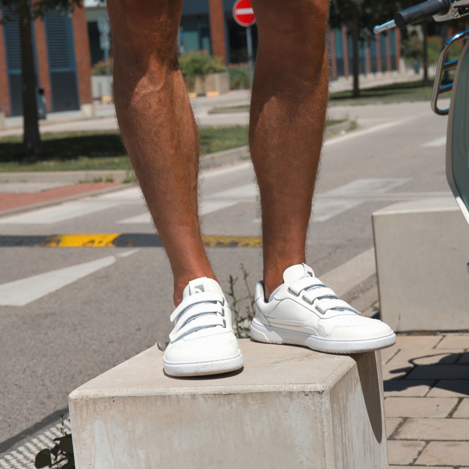 Barefoot Sneakers Barebarics Zing Velcro - All White - Leather.
Anatomiczny kształt - but dopasowuje się do kształtu stopy Tworzy wystarczającą przestrzeń dla palców nawet podczas ruchu, zapobiegając ich uciskaniu lub siniakomElastyczność materiałów - Elastyczna podeszwa zapewnia niezbędny ruch Stopy nie są ograniczone i są naturalnie wzmocnioneNachylenie zerowe – pięta i czubek buta znajdują się w jednej płaszczyźnie Dzięki temu poprawia się postawa ciała i ogólna korekta środka ciężkościAdaptacyjna podeszwa - grubość 4mm (bez wypustek) stymuluje zakończenia nerwowe Wzmocni równowagę, wrażliwość terenu i ochroni stopyLekkość - buty Barebarics są lekkie i pozbawione łuków, co zapobiega zmęczeniu nóg i wspiera prawidłowy wzorzec chodu
Więcej informacji
buty wyjściowenowoczesny projekt urbanistycznyzaprojektowane i wykonane ręcznie w Unii Europejskiejdoskonała trwałość i trwałość kolorów materiałówdostępne w numerach: 36 - 47 (wg pomiaru europejskiego)