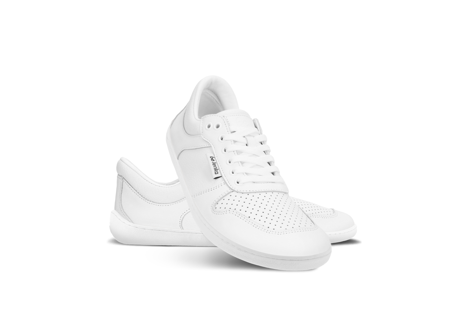 Trampki barefoot - Be Lenka Champ 3.0 - All White.
Cholewka: skóra nappabr>Wyściółka: mikrofibraPodeszwa: TR (UrbanComfort)Wkładka: PU z recyklingu + bawełna (wyjmowana)Produkcja: Portugalia
trzecia generacja jednego z najpopularniejszych modeli Be Lenkakolory sneakersów i design sneakersów można łatwo łączyć z wieloma stylizacjamiulepszony skórzany kołnierz na pięciedodane metalowe oczka na sznurowadłastrukturalna skóra z boku i na pięcie dla jeszcze bardziej eleganckiego wygląduszyta podeszwa dla dłuższej żywotności butapodeszwa UrbanComfort została stworzona z myślą o codziennym komforcie chodzenia barefootnowa mieszanka TR charakteryzuje się doskonałą odpornością na ścieranie przy jednoczesnym zachowaniu doskonałej elastycznościszyta podeszwa dla dłuższej żywotności buta
Zalety butów barefoot:
doskonale imitują chodzenie bosoanatomiczny kształt buta zapewnia dużo miejsca na palcezerowe nachylenie podeszwy utrzymuje piętę i palce w jednej płaszczyźnie dla prawidłowej postawystymulująca podeszwa o grubości 4 mm (bez wypustek) aktywuje zakończenia nerwowe stopyelastyczne materiały zapewniają lepszą funkcjonalność mięśni i ścięgien stopylekkość butów jako profilaktyka zmęczenia nóg
Typ: buty wyjściowe