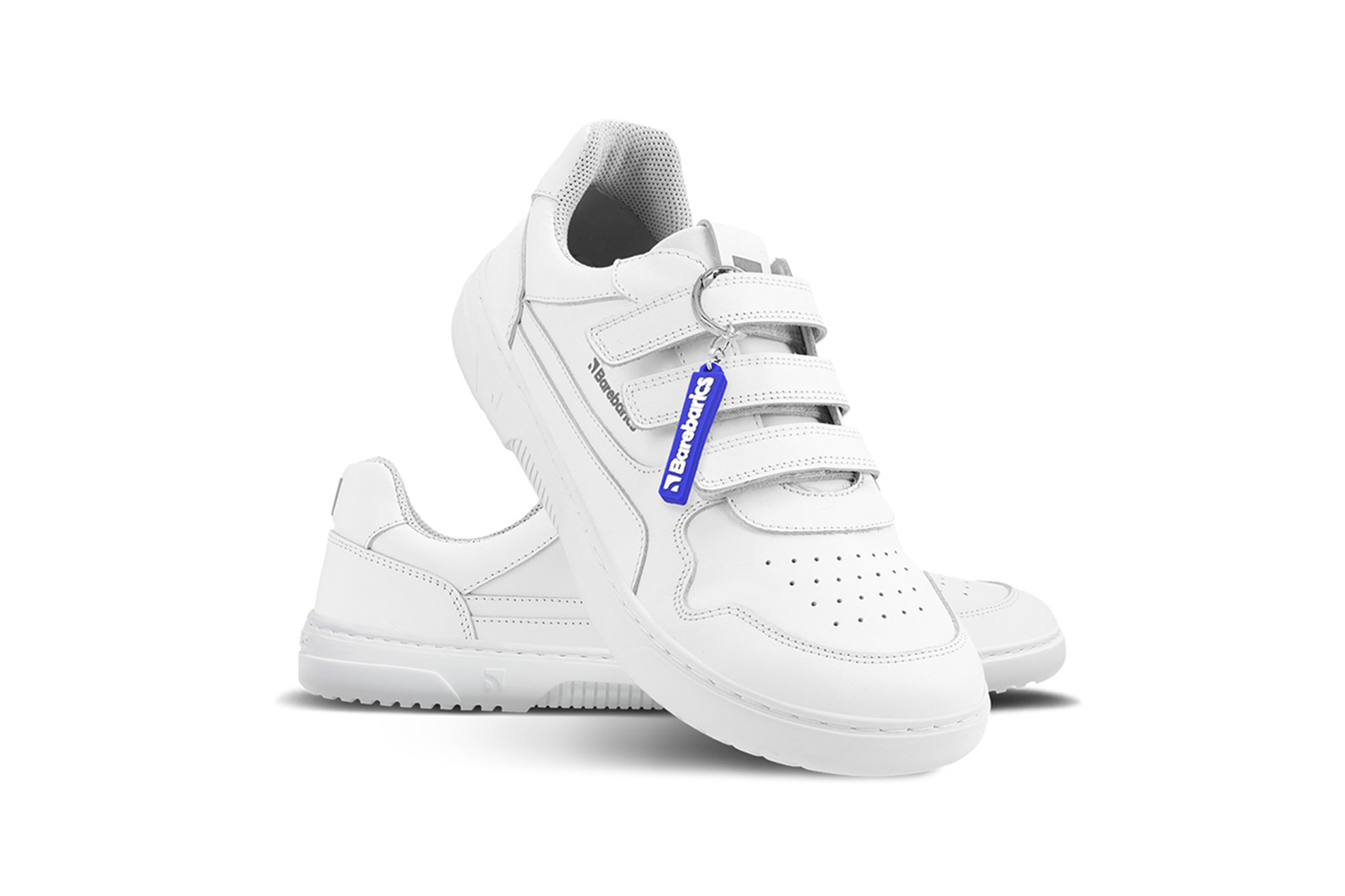 Barefoot Sneakers Barebarics Zing Velcro - All White - Leather.
Anatomiczny kształt - but dopasowuje się do kształtu stopy Tworzy wystarczającą przestrzeń dla palców nawet podczas ruchu, zapobiegając ich uciskaniu lub siniakomElastyczność materiałów - Elastyczna podeszwa zapewnia niezbędny ruch Stopy nie są ograniczone i są naturalnie wzmocnioneNachylenie zerowe – pięta i czubek buta znajdują się w jednej płaszczyźnie Dzięki temu poprawia się postawa ciała i ogólna korekta środka ciężkościAdaptacyjna podeszwa - grubość 4mm (bez wypustek) stymuluje zakończenia nerwowe Wzmocni równowagę, wrażliwość terenu i ochroni stopyLekkość - buty Barebarics są lekkie i pozbawione łuków, co zapobiega zmęczeniu nóg i wspiera prawidłowy wzorzec chodu
Więcej informacji
buty wyjściowenowoczesny projekt urbanistycznyzaprojektowane i wykonane ręcznie w Unii Europejskiejdoskonała trwałość i trwałość kolorów materiałówdostępne w numerach: 36 - 47 (wg pomiaru europejskiego)