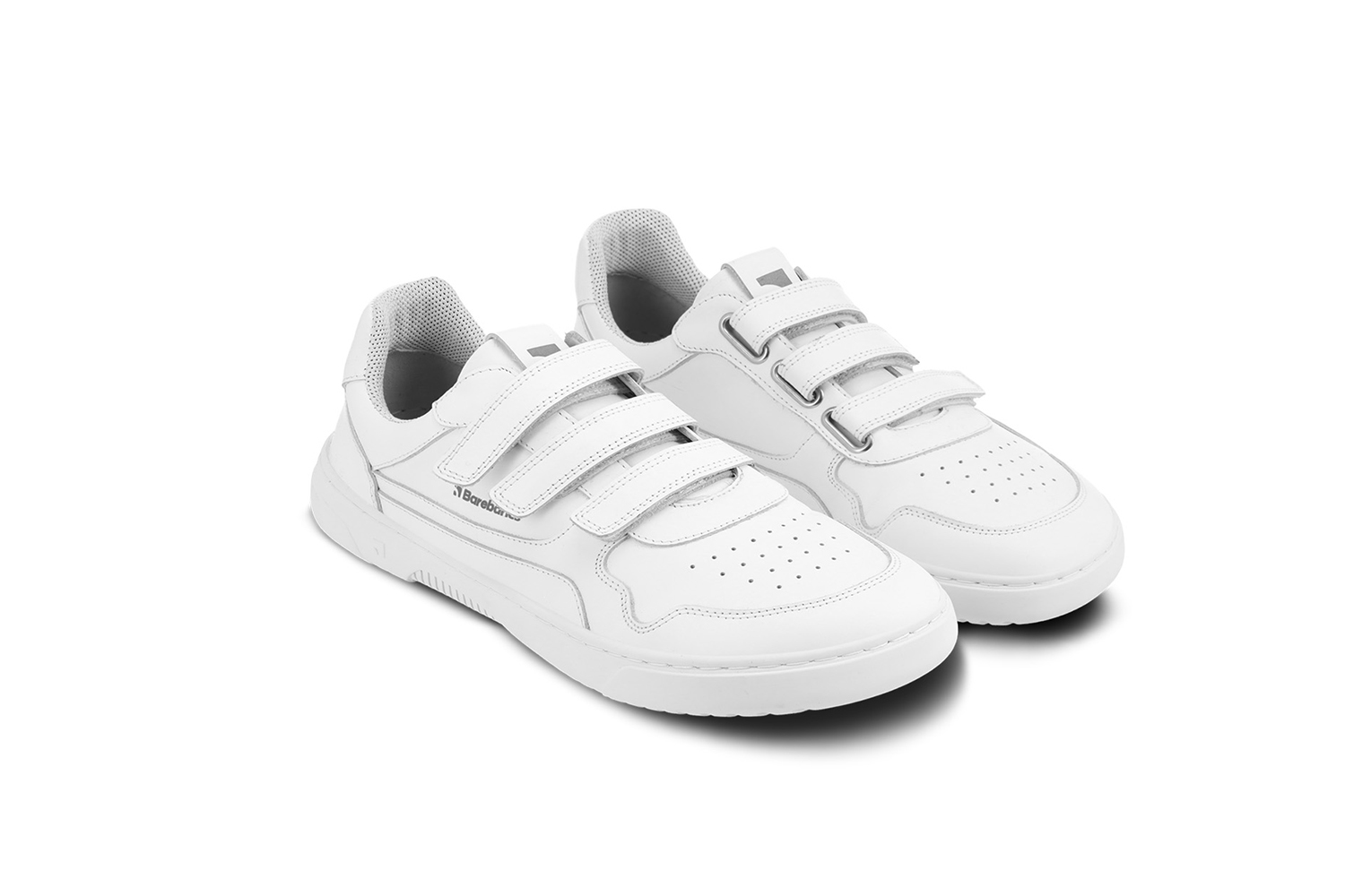 Barefoot Sneakers Barebarics Zing Velcro - All White - Leather.
Anatomiczny kształt - but dopasowuje się do kształtu stopy Tworzy wystarczającą przestrzeń dla palców nawet podczas ruchu, zapobiegając ich uciskaniu lub siniakomElastyczność materiałów - Elastyczna podeszwa zapewnia niezbędny ruch Stopy nie są ograniczone i są naturalnie wzmocnioneNachylenie zerowe – pięta i czubek buta znajdują się w jednej płaszczyźnie Dzięki temu poprawia się postawa ciała i ogólna korekta środka ciężkościAdaptacyjna podeszwa - grubość 4mm (bez wypustek) stymuluje zakończenia nerwowe Wzmocni równowagę, wrażliwość terenu i ochroni stopyLekkość - buty Barebarics są lekkie i pozbawione łuków, co zapobiega zmęczeniu nóg i wspiera prawidłowy wzorzec chodu
Więcej informacji
buty wyjściowenowoczesny projekt urbanistycznyzaprojektowane i wykonane ręcznie w Unii Europejskiejdoskonała trwałość i trwałość kolorów materiałówdostępne w numerach: 36 - 47 (wg pomiaru europejskiego)