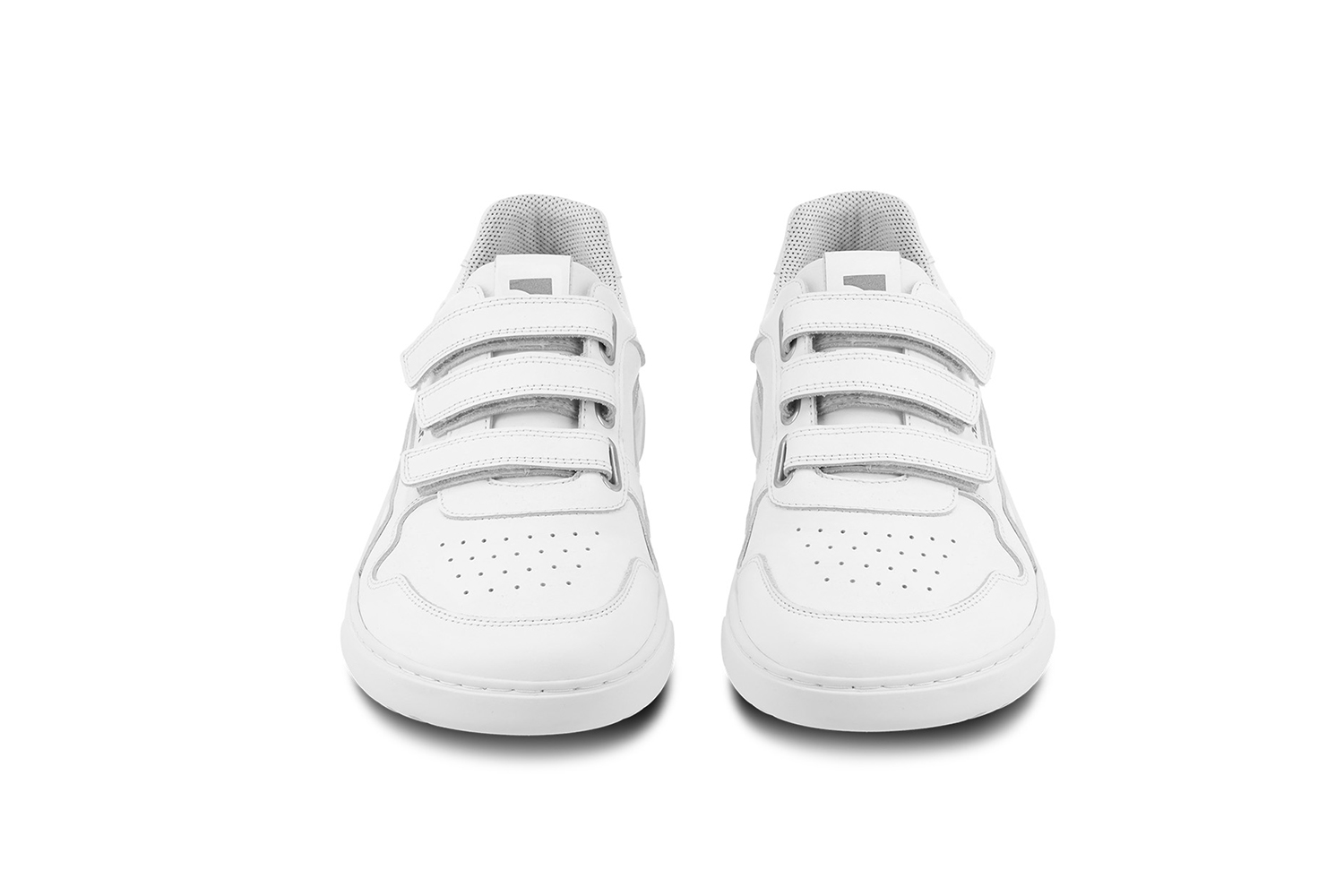 Barefoot Sneakers Barebarics Zing Velcro - All White - Leather.
Anatomiczny kształt - but dopasowuje się do kształtu stopy Tworzy wystarczającą przestrzeń dla palców nawet podczas ruchu, zapobiegając ich uciskaniu lub siniakomElastyczność materiałów - Elastyczna podeszwa zapewnia niezbędny ruch Stopy nie są ograniczone i są naturalnie wzmocnioneNachylenie zerowe – pięta i czubek buta znajdują się w jednej płaszczyźnie Dzięki temu poprawia się postawa ciała i ogólna korekta środka ciężkościAdaptacyjna podeszwa - grubość 4mm (bez wypustek) stymuluje zakończenia nerwowe Wzmocni równowagę, wrażliwość terenu i ochroni stopyLekkość - buty Barebarics są lekkie i pozbawione łuków, co zapobiega zmęczeniu nóg i wspiera prawidłowy wzorzec chodu
Więcej informacji
buty wyjściowenowoczesny projekt urbanistycznyzaprojektowane i wykonane ręcznie w Unii Europejskiejdoskonała trwałość i trwałość kolorów materiałówdostępne w numerach: 36 - 47 (wg pomiaru europejskiego)