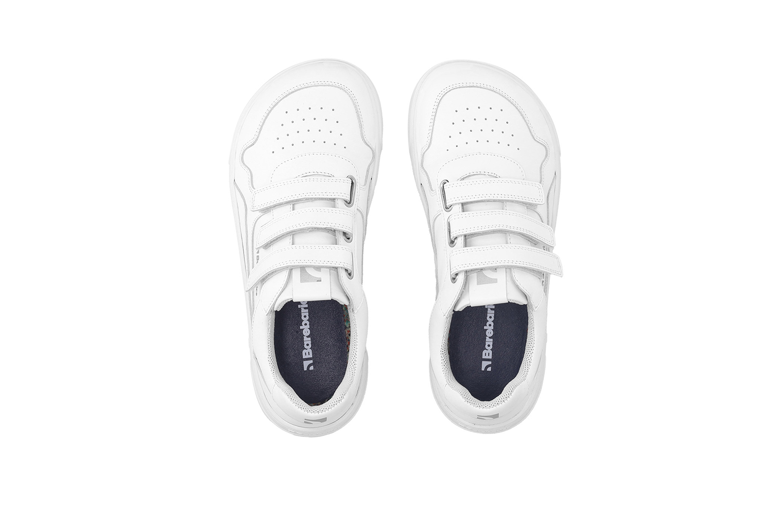 Barefoot Sneakers Barebarics Zing Velcro - All White - Leather.
Anatomiczny kształt - but dopasowuje się do kształtu stopy Tworzy wystarczającą przestrzeń dla palców nawet podczas ruchu, zapobiegając ich uciskaniu lub siniakomElastyczność materiałów - Elastyczna podeszwa zapewnia niezbędny ruch Stopy nie są ograniczone i są naturalnie wzmocnioneNachylenie zerowe – pięta i czubek buta znajdują się w jednej płaszczyźnie Dzięki temu poprawia się postawa ciała i ogólna korekta środka ciężkościAdaptacyjna podeszwa - grubość 4mm (bez wypustek) stymuluje zakończenia nerwowe Wzmocni równowagę, wrażliwość terenu i ochroni stopyLekkość - buty Barebarics są lekkie i pozbawione łuków, co zapobiega zmęczeniu nóg i wspiera prawidłowy wzorzec chodu
Więcej informacji
buty wyjściowenowoczesny projekt urbanistycznyzaprojektowane i wykonane ręcznie w Unii Europejskiejdoskonała trwałość i trwałość kolorów materiałówdostępne w numerach: 36 - 47 (wg pomiaru europejskiego)