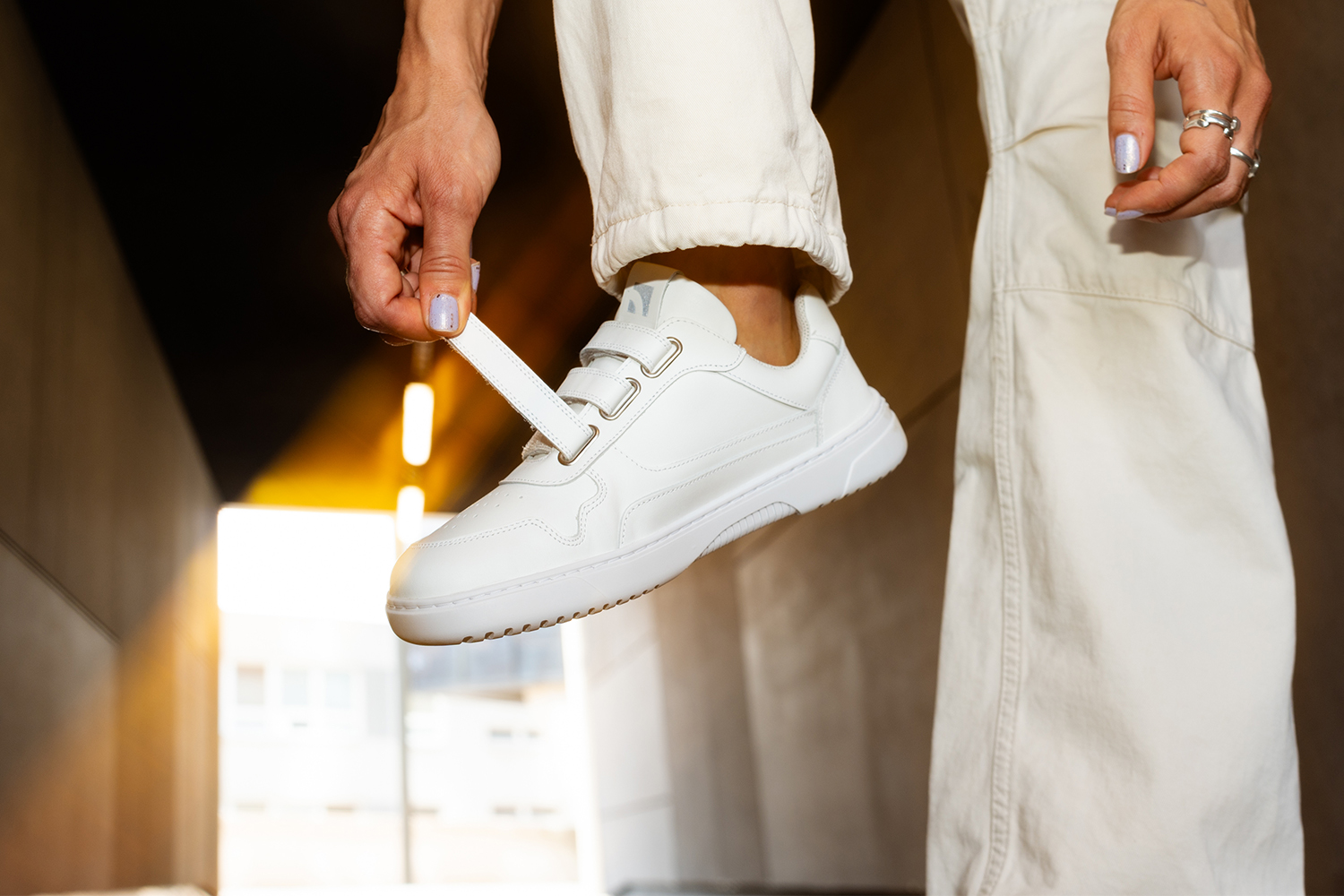 Barefoot Sneakers Barebarics Zing Velcro - All White - Leather.
Anatomiczny kształt - but dopasowuje się do kształtu stopy Tworzy wystarczającą przestrzeń dla palców nawet podczas ruchu, zapobiegając ich uciskaniu lub siniakomElastyczność materiałów - Elastyczna podeszwa zapewnia niezbędny ruch Stopy nie są ograniczone i są naturalnie wzmocnioneNachylenie zerowe – pięta i czubek buta znajdują się w jednej płaszczyźnie Dzięki temu poprawia się postawa ciała i ogólna korekta środka ciężkościAdaptacyjna podeszwa - grubość 4mm (bez wypustek) stymuluje zakończenia nerwowe Wzmocni równowagę, wrażliwość terenu i ochroni stopyLekkość - buty Barebarics są lekkie i pozbawione łuków, co zapobiega zmęczeniu nóg i wspiera prawidłowy wzorzec chodu
Więcej informacji
buty wyjściowenowoczesny projekt urbanistycznyzaprojektowane i wykonane ręcznie w Unii Europejskiejdoskonała trwałość i trwałość kolorów materiałówdostępne w numerach: 36 - 47 (wg pomiaru europejskiego)