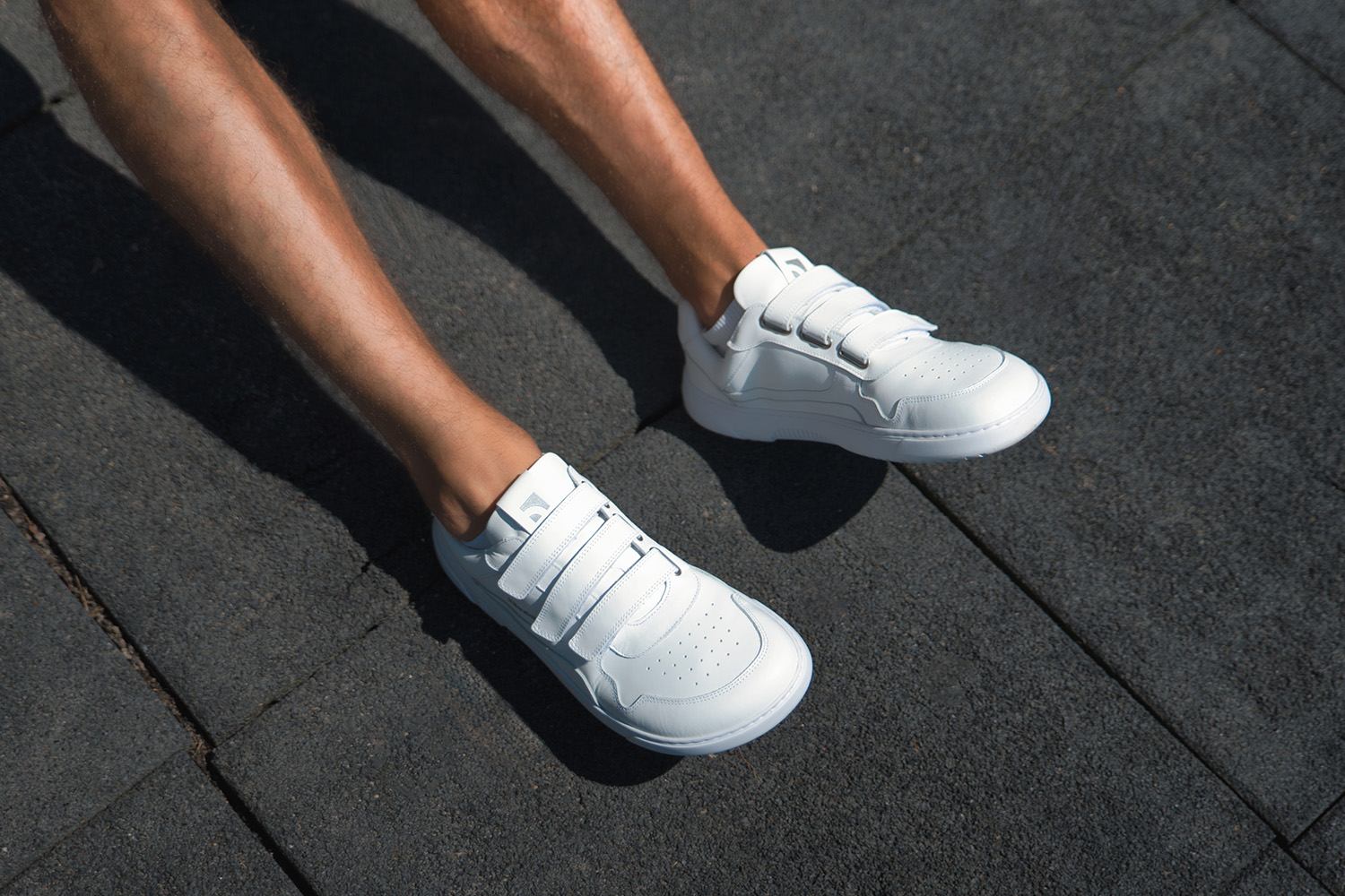 Barefoot Sneakers Barebarics Zing Velcro - All White - Leather.
Anatomiczny kształt - but dopasowuje się do kształtu stopy Tworzy wystarczającą przestrzeń dla palców nawet podczas ruchu, zapobiegając ich uciskaniu lub siniakomElastyczność materiałów - Elastyczna podeszwa zapewnia niezbędny ruch Stopy nie są ograniczone i są naturalnie wzmocnioneNachylenie zerowe – pięta i czubek buta znajdują się w jednej płaszczyźnie Dzięki temu poprawia się postawa ciała i ogólna korekta środka ciężkościAdaptacyjna podeszwa - grubość 4mm (bez wypustek) stymuluje zakończenia nerwowe Wzmocni równowagę, wrażliwość terenu i ochroni stopyLekkość - buty Barebarics są lekkie i pozbawione łuków, co zapobiega zmęczeniu nóg i wspiera prawidłowy wzorzec chodu
Więcej informacji
buty wyjściowenowoczesny projekt urbanistycznyzaprojektowane i wykonane ręcznie w Unii Europejskiejdoskonała trwałość i trwałość kolorów materiałówdostępne w numerach: 36 - 47 (wg pomiaru europejskiego)